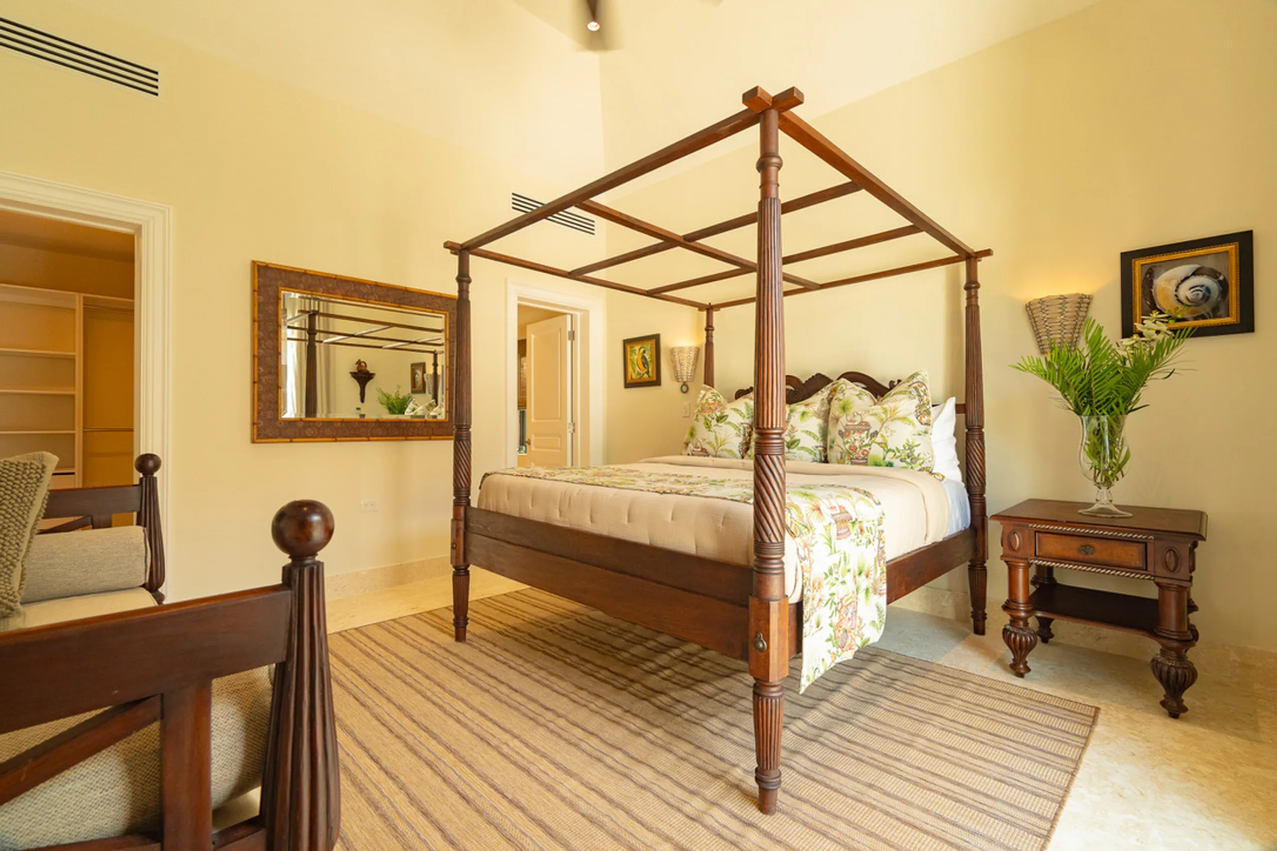 Graceful 7BDR Villa with Private Pool and Lake Views — photograph 11