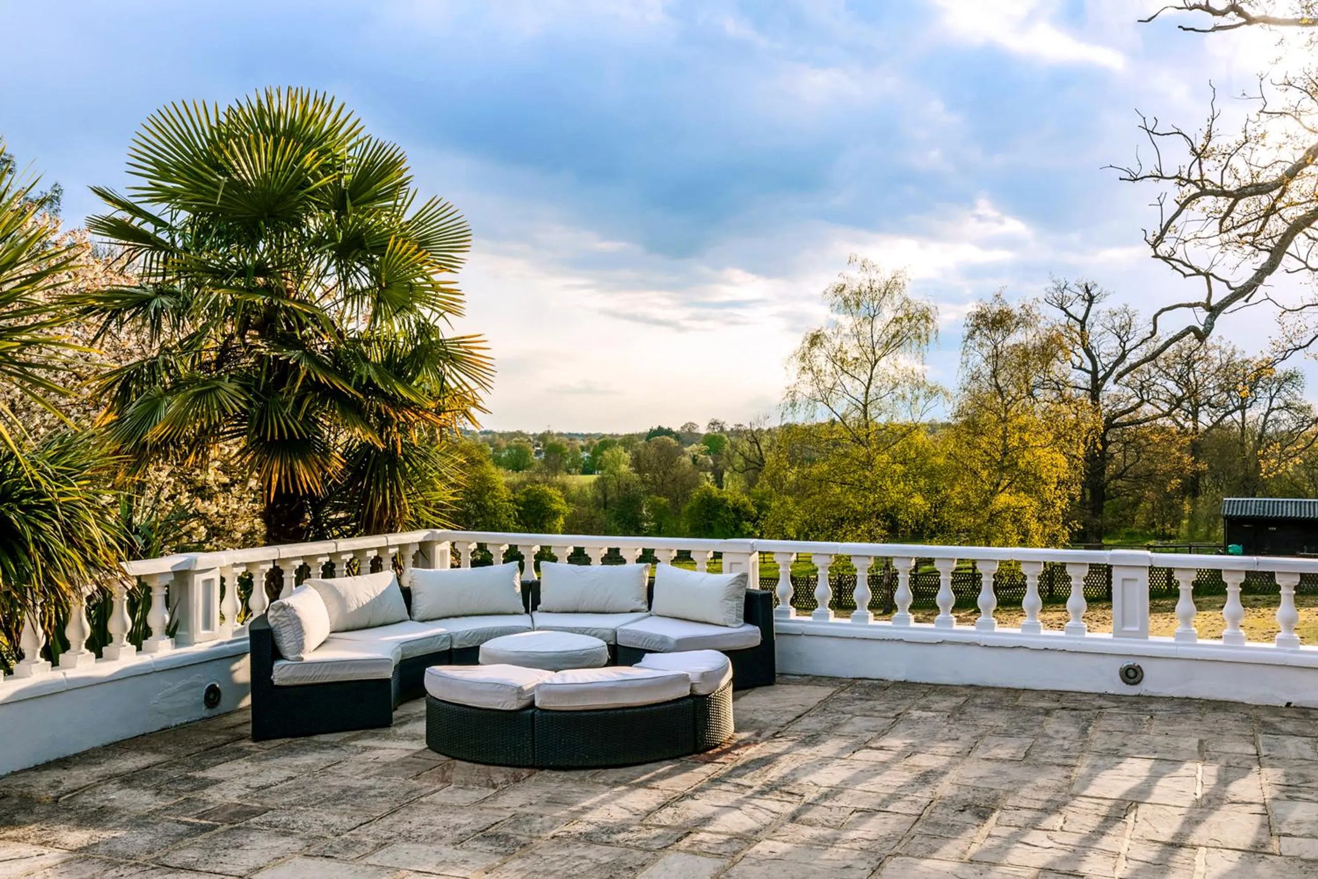 Captivating 10-Acre Estate with Private Pool, Patio and Summerhouse — photograph 5