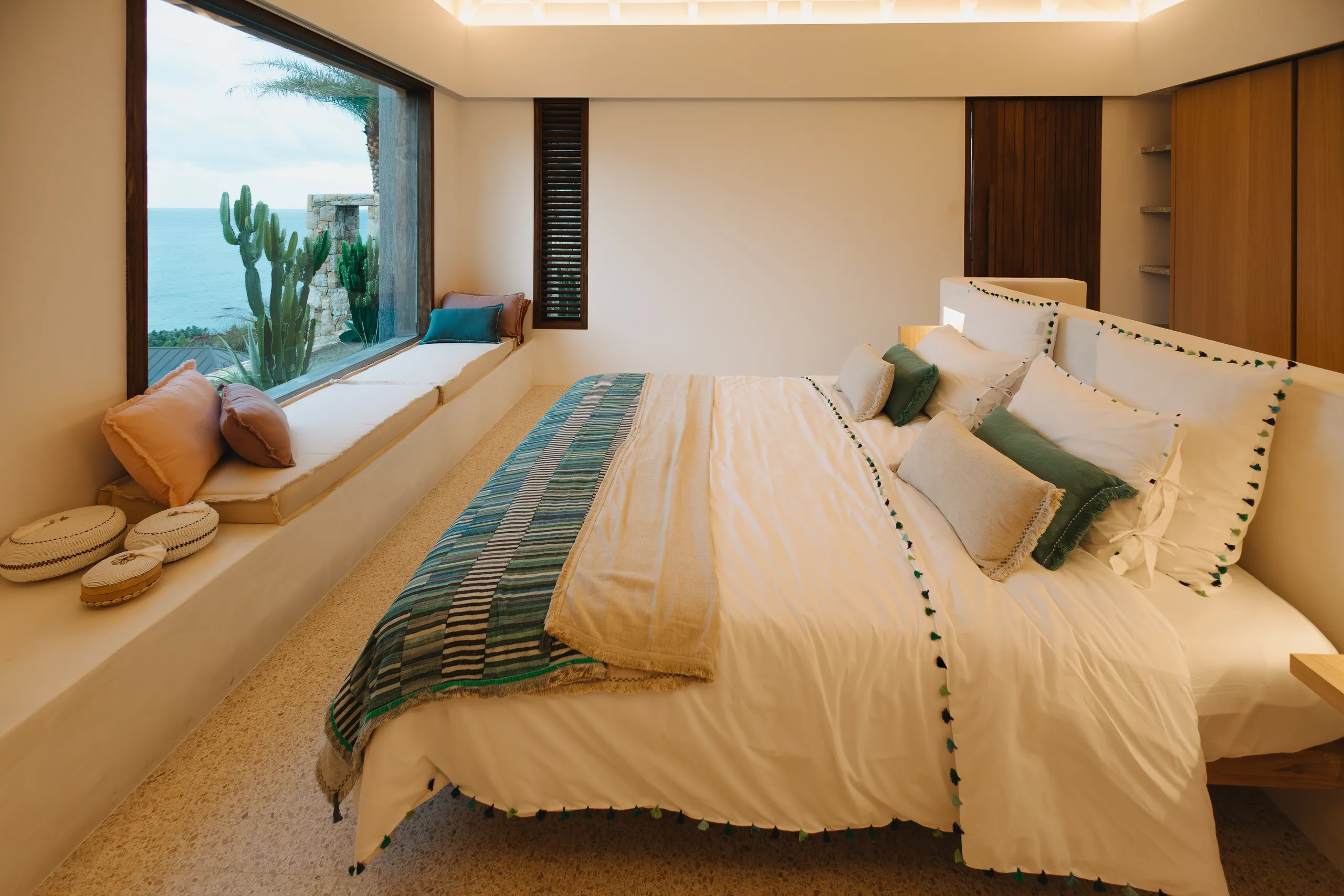 Sleek Toiny Hillside Villa with Private Pool & Sweeping Ocean Views — photograph 6