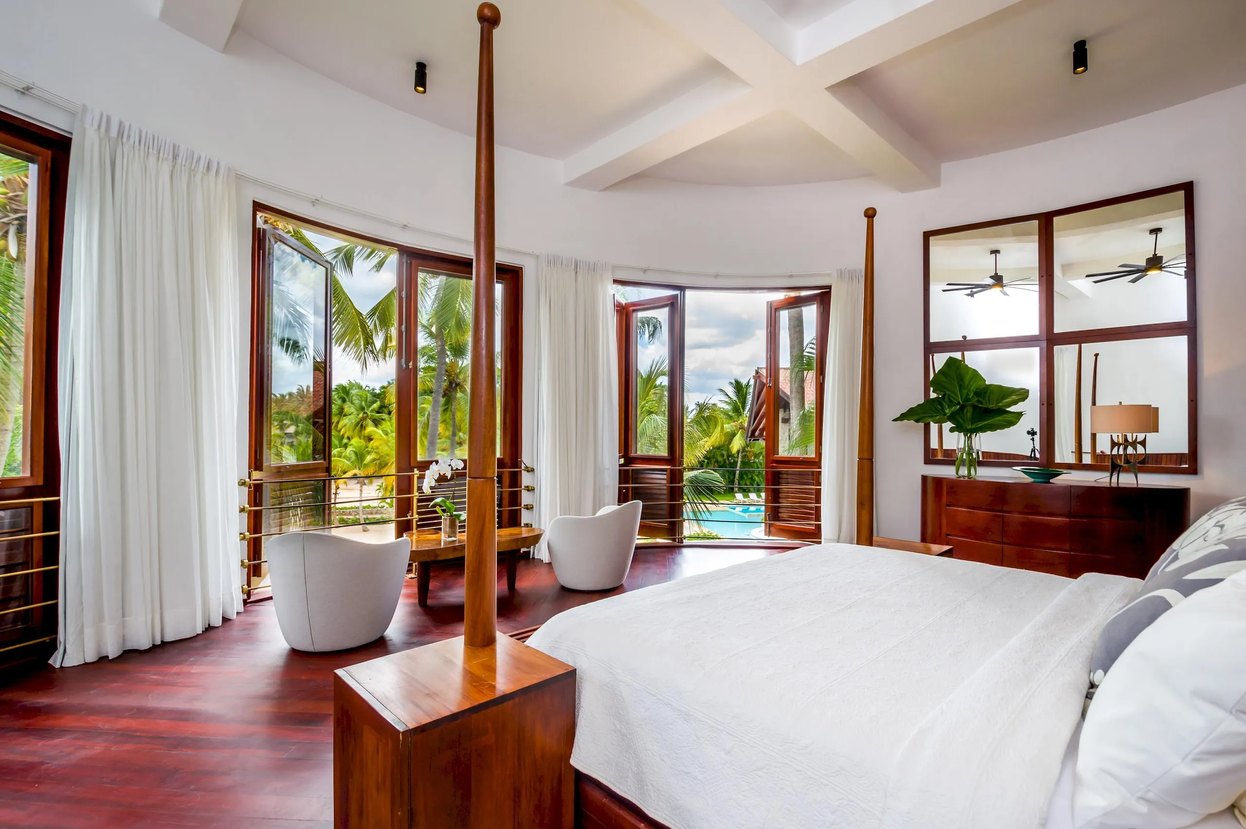 Lavish Seaview Villa with Infinity Pool and Garden Grounds — photograph 11