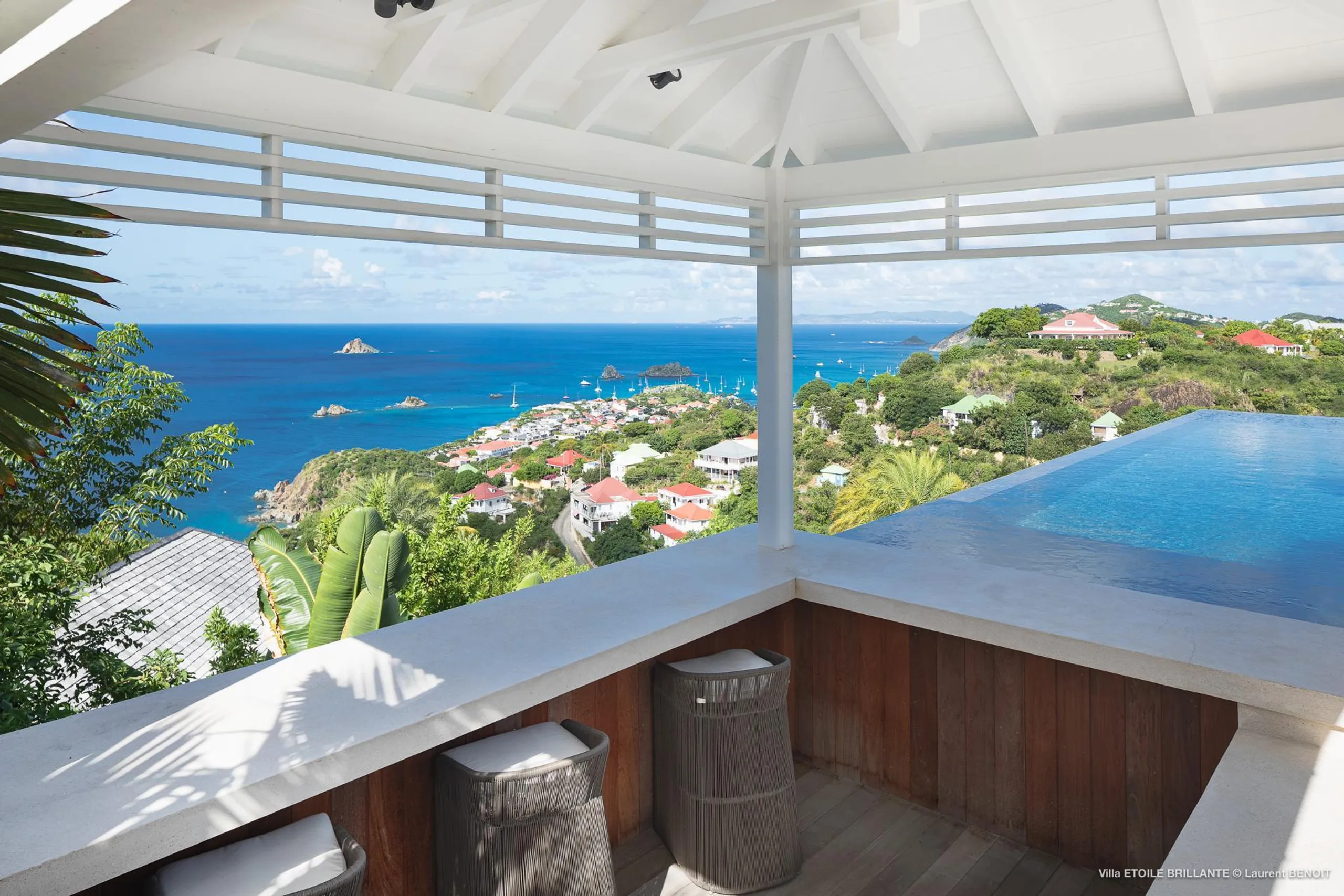 Chic Seaview Villa with Infinity Pool and Jacuzzi — photograph 5