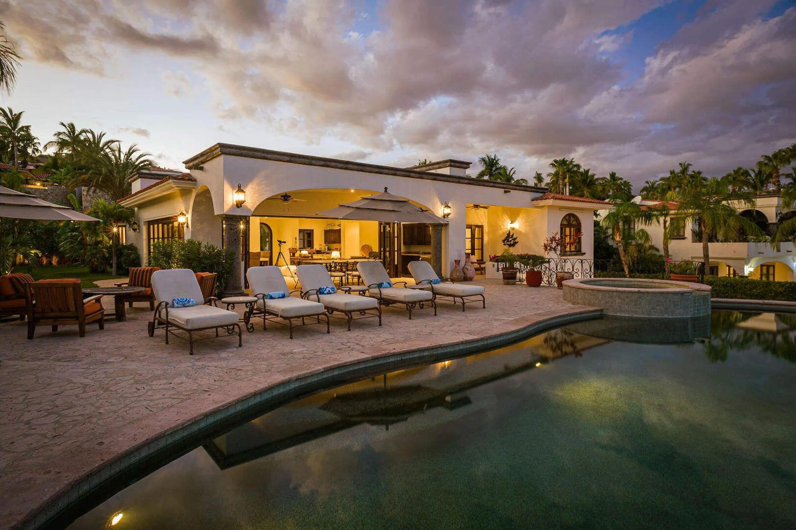Palmilla Hacienda Sunset Estate with Infinity Pool and Ocean Views — photograph 8