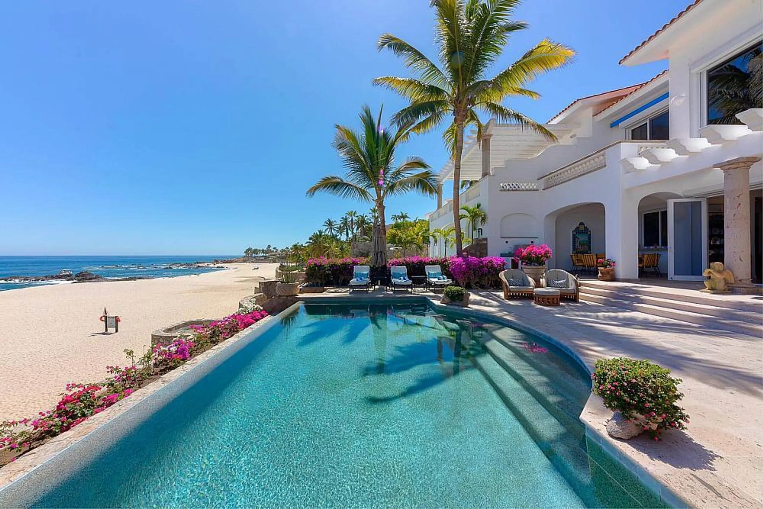 Contemporary Villas Del Mar Luxe Beachfront Estate with Infinity Pool — photograph 2