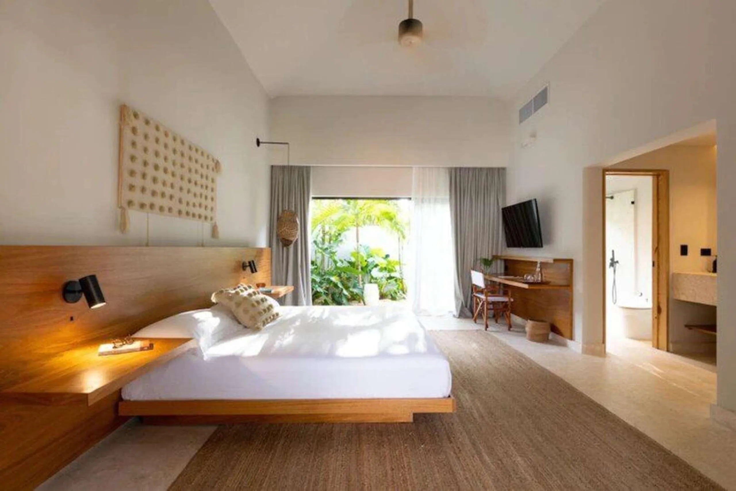 Casa de Campo's Refined Villa with Panoramic View of the Golf Course — photograph 8