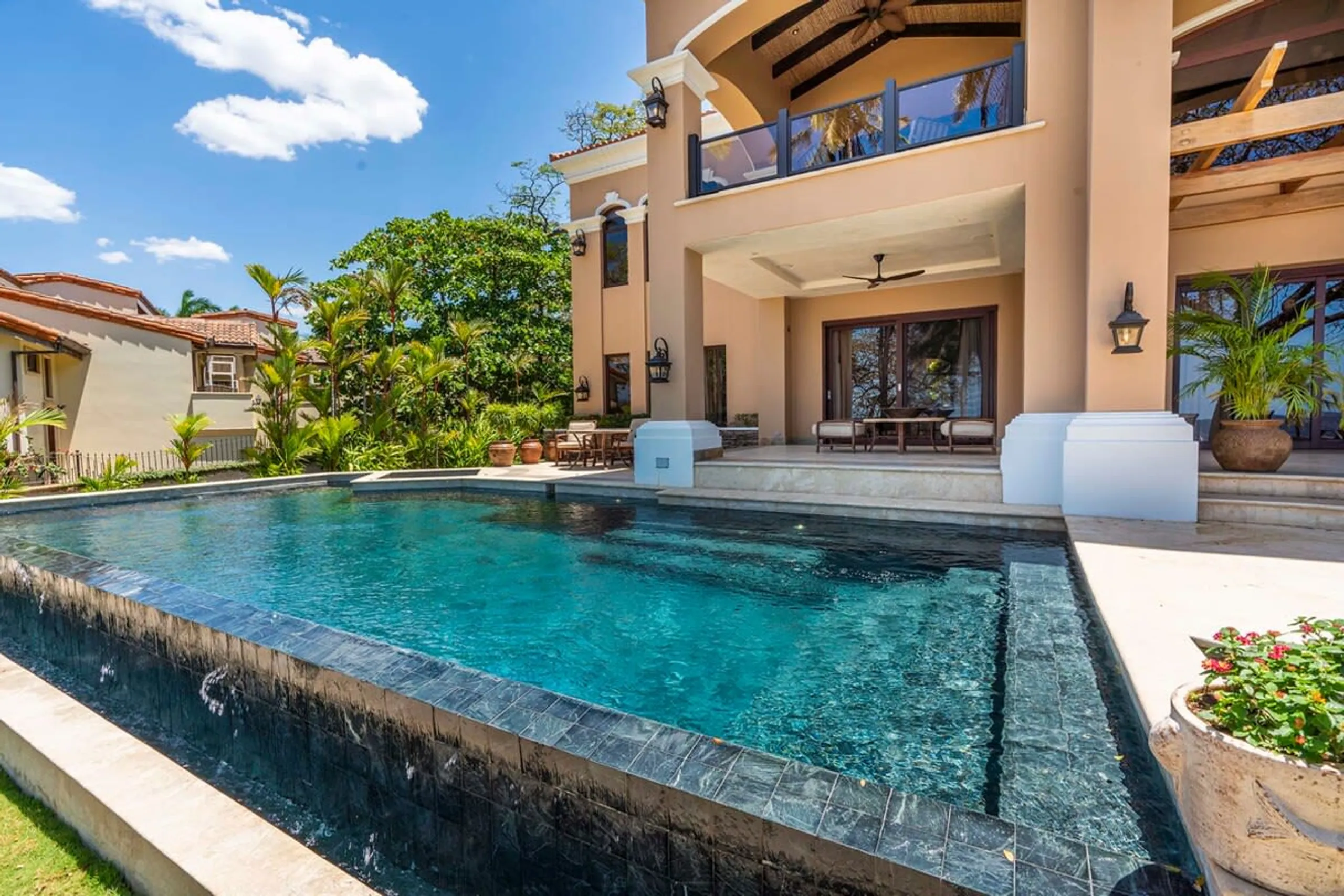 Prestigious Oceanfront 6-Bedroom Mansion with Private Infinity Pool and Panoramic Ocean Views — photograph 3