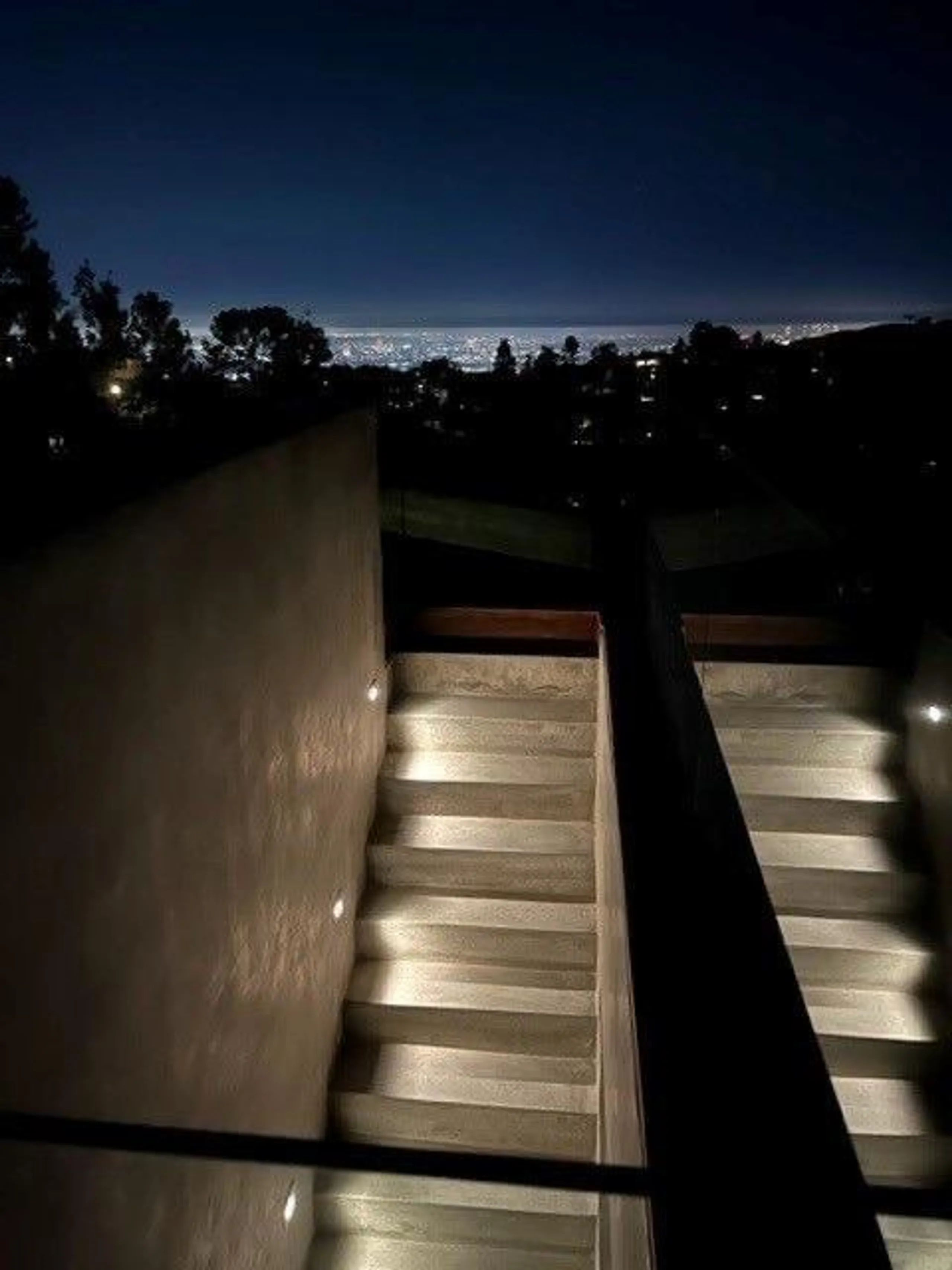 Exceptional Hollywood Hills Villa with Breathtaking Views of Los Angeles — photograph 11