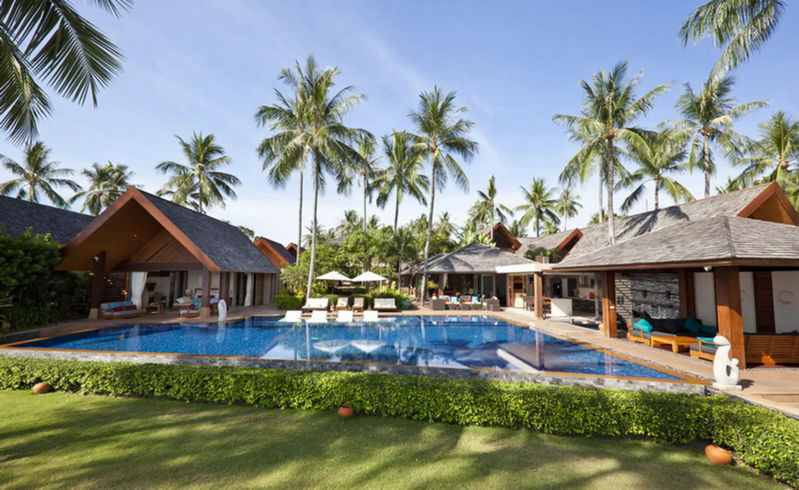 Majestic Beachfront Getaway with Infinity Pool and Panoramic Sunset Views — photograph 4