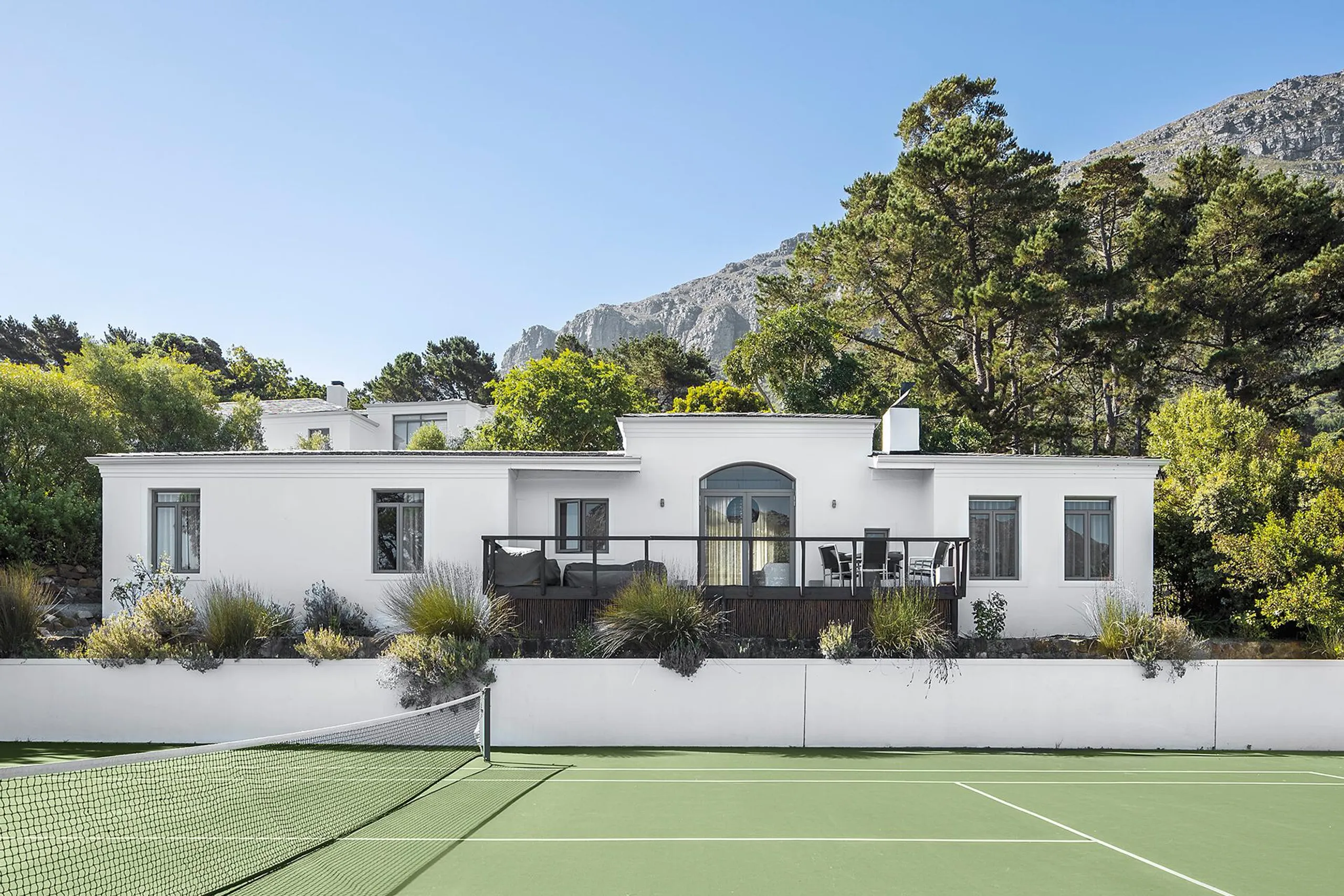 Contemporary Serene Retreat with Pool and Tennis Court — photograph 4