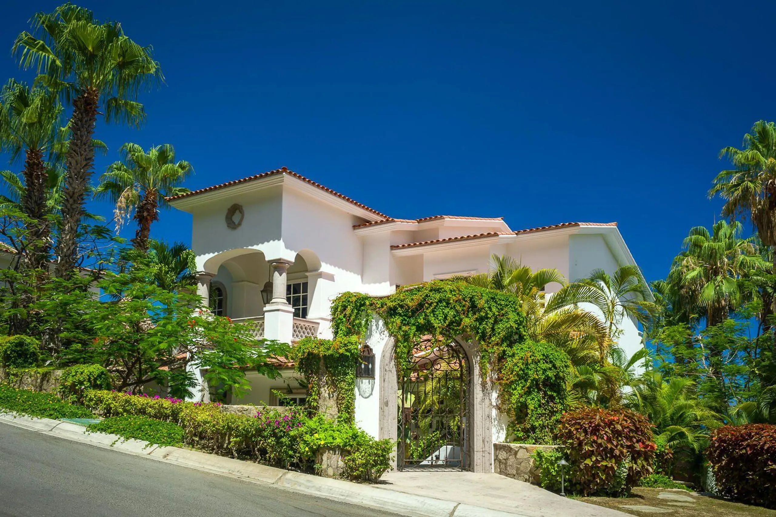 Upscale Villas Del Mar Estate with Infinity Pool and Ocean Views — photograph 4
