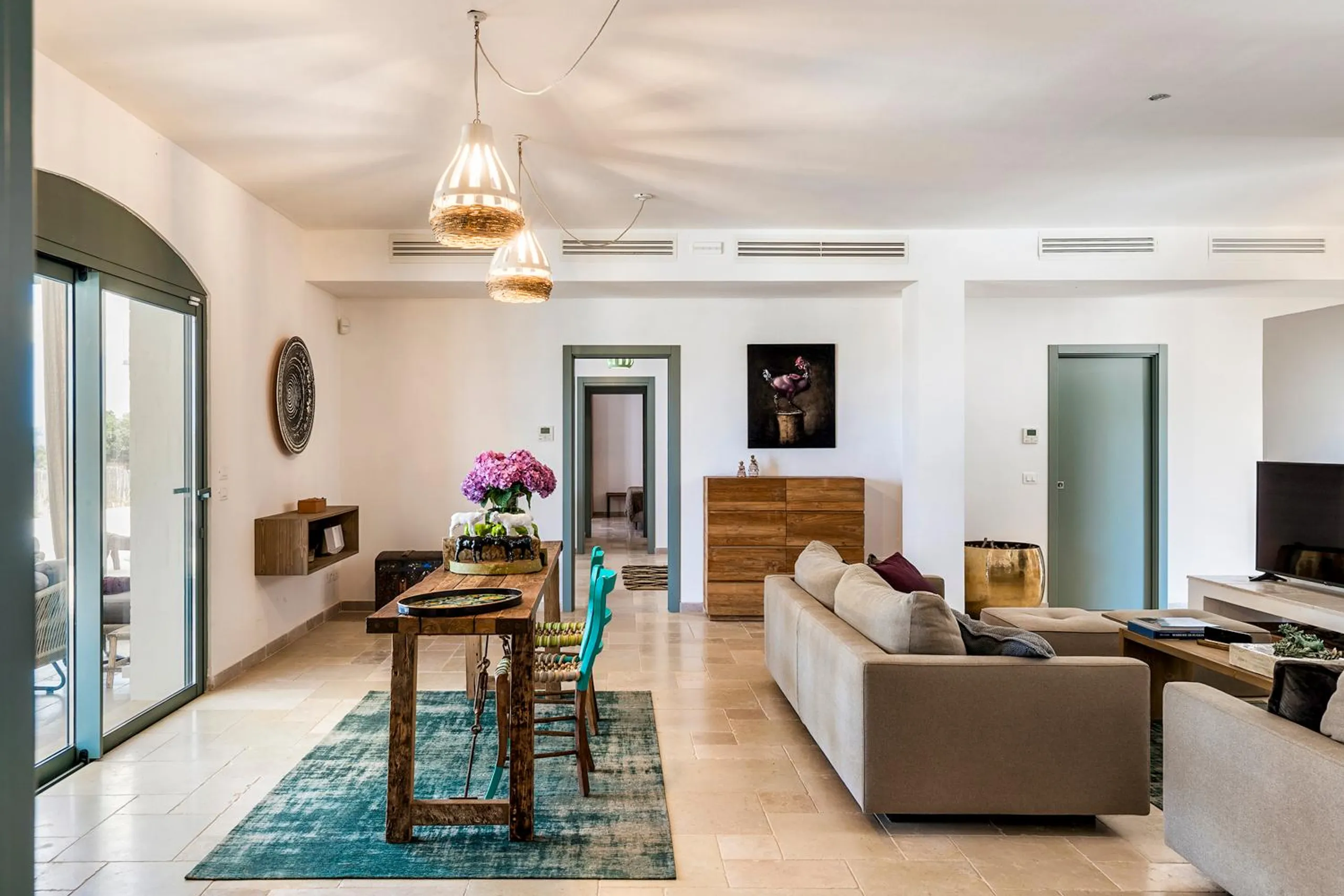 Spectacular Contemporary Villa with Private Pool and Garden Views — photograph 7
