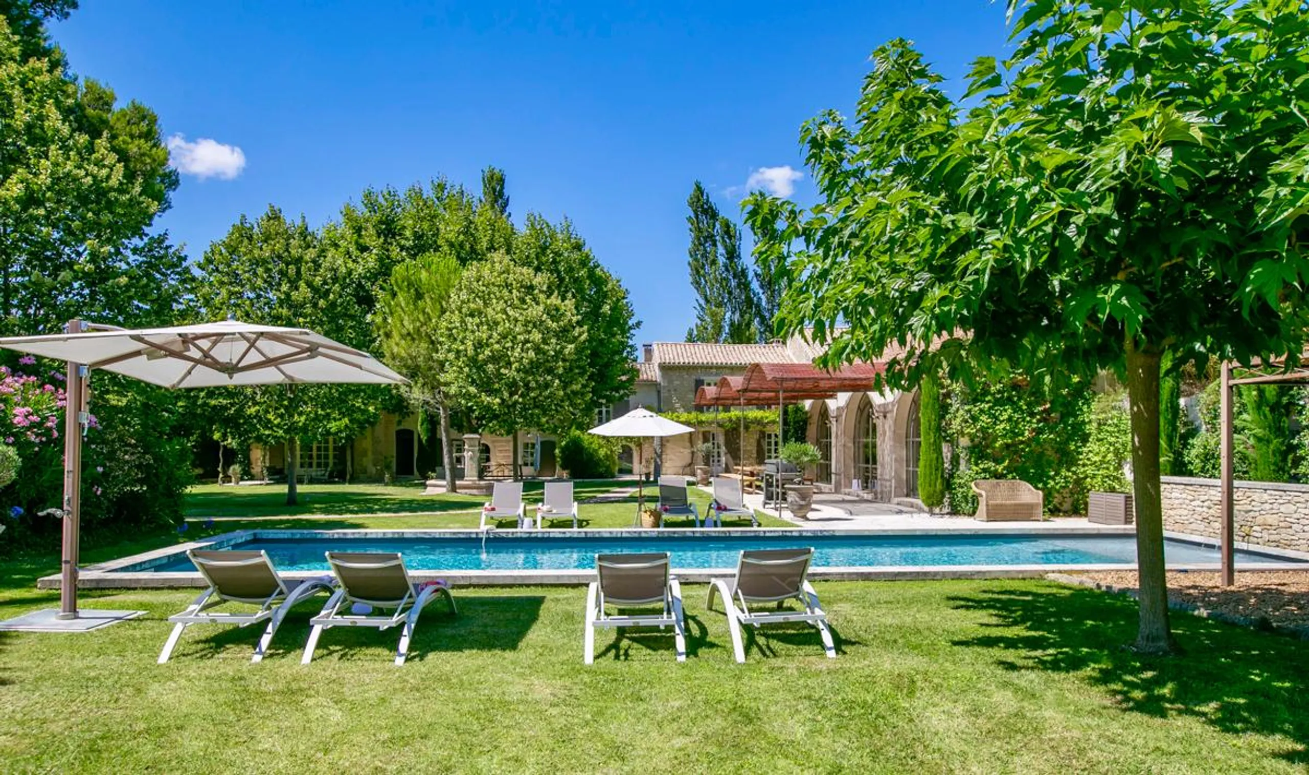 Opulent Provence Villa with Private Heated Pool, and Extensive Gardens — photograph 2