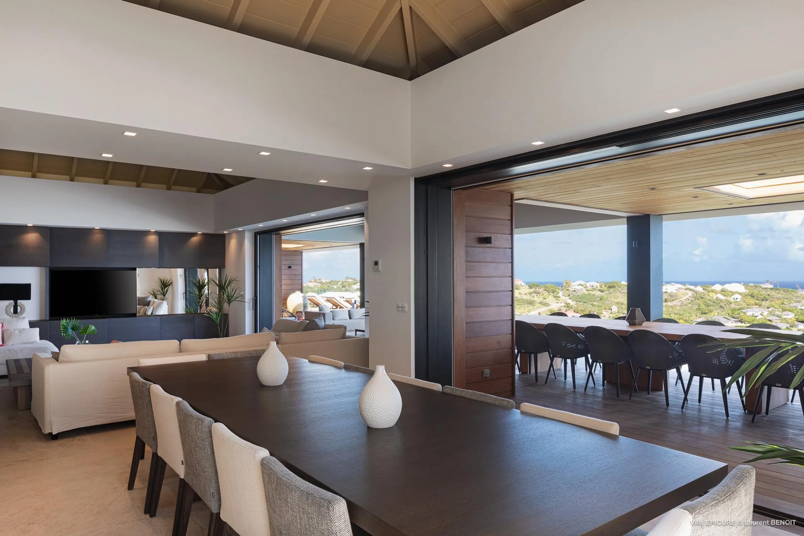 Stunning Oceanfront Villa with Infinity Pool, Fitness Room and Panoramic Views — photograph 8