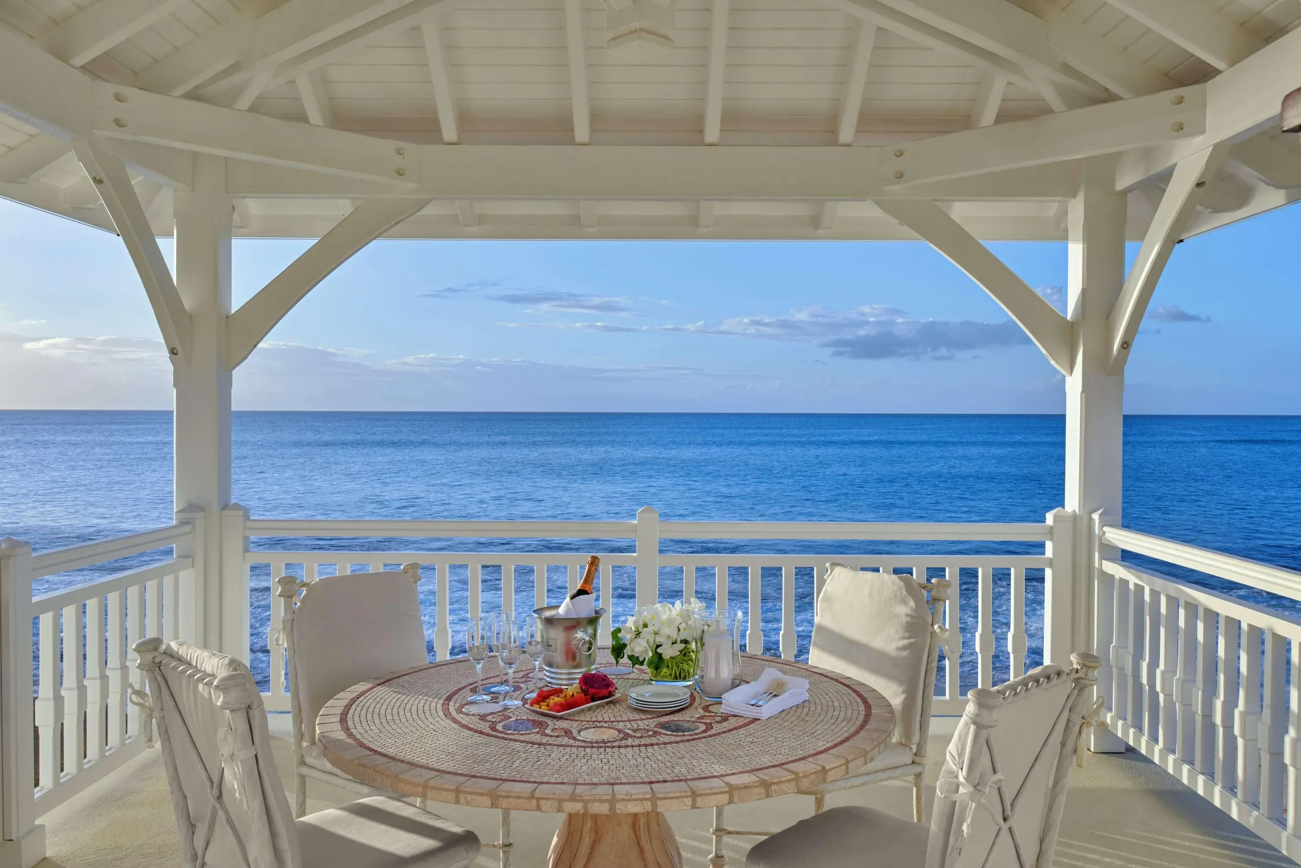 Elegant Private Beachfront Estate with Large Private Pool and Ocean Views — photograph 7