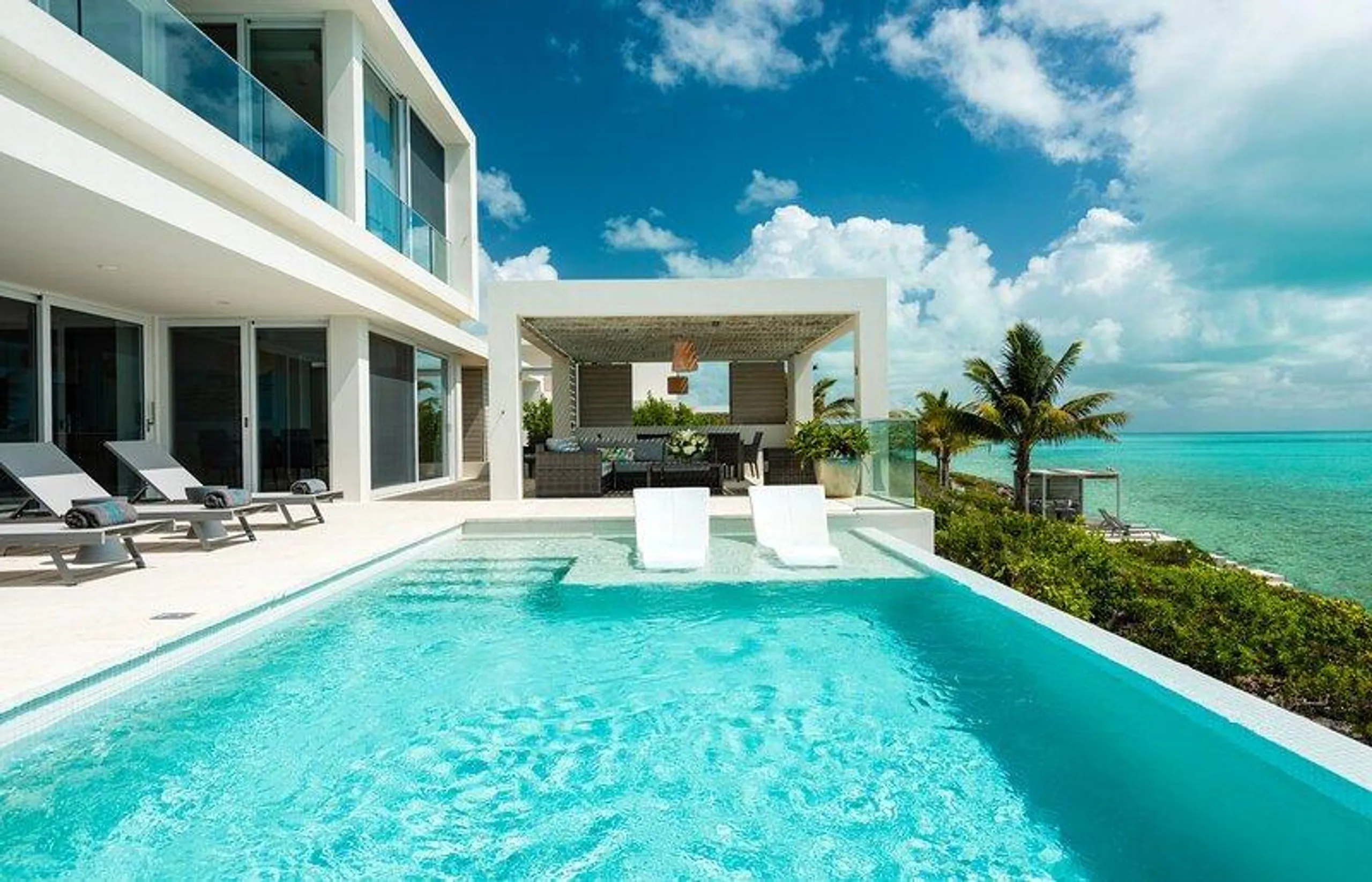 Long Bay Beach Sophisticated Oceanfront Villa Situated Almost on the Water's Edge — photograph 4