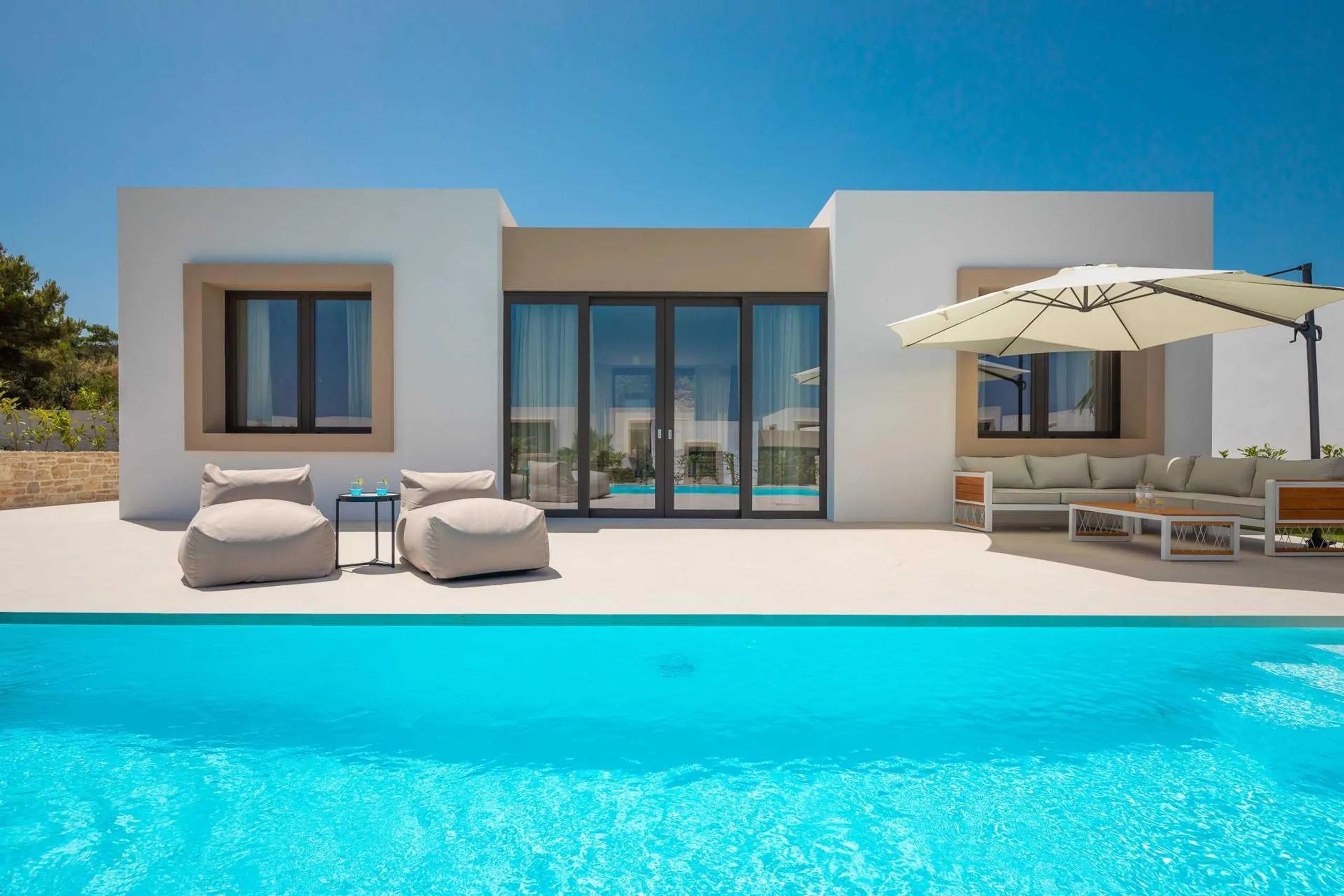 Plush Villa with Pool and Captivating Sea Views, Tkon