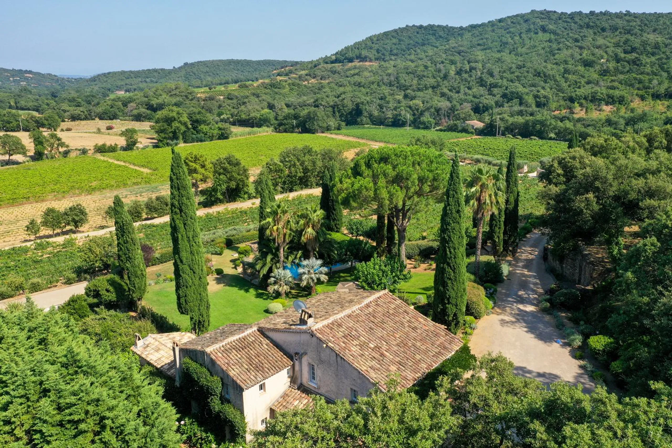 Embellished 6BR Villa with Private Pool and Overlooking Woodland — photograph 5