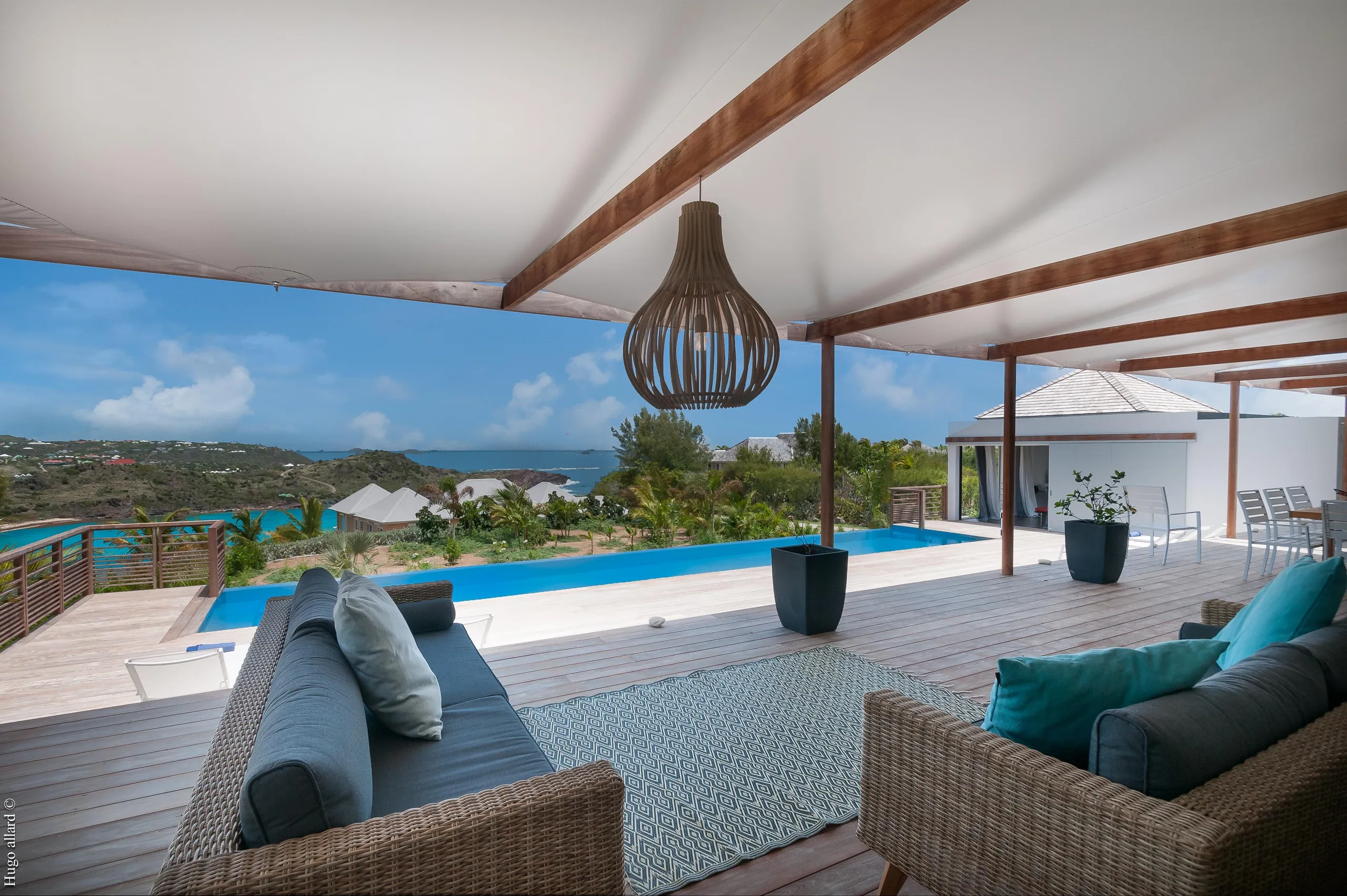 Exquisite Seaside Villa with Infinity Pool and Oceanview Patio Dining — photograph 3