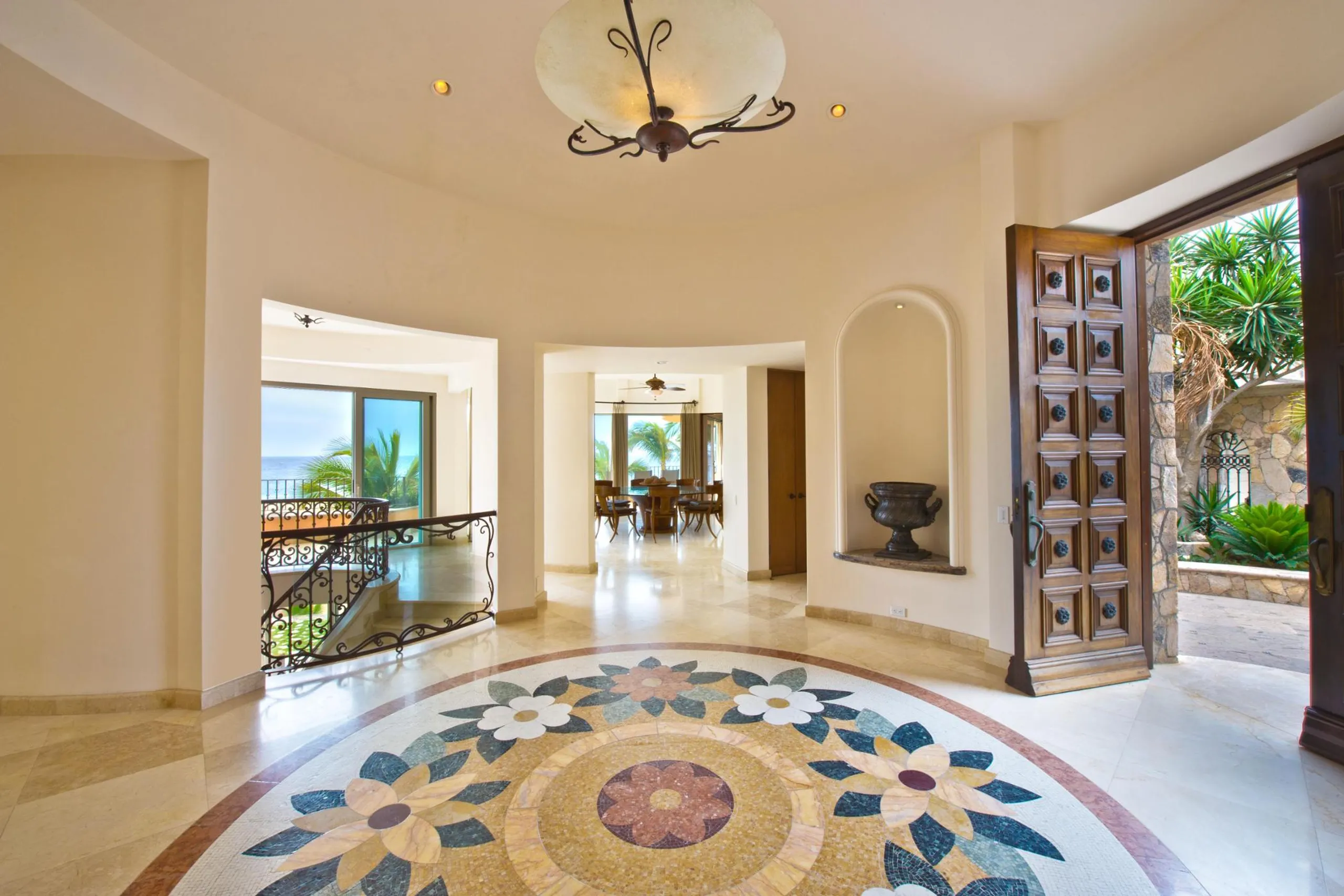 Upscale Prestigious Luxury Beachfront Estate includes Pool and Hot Tub — photograph 11