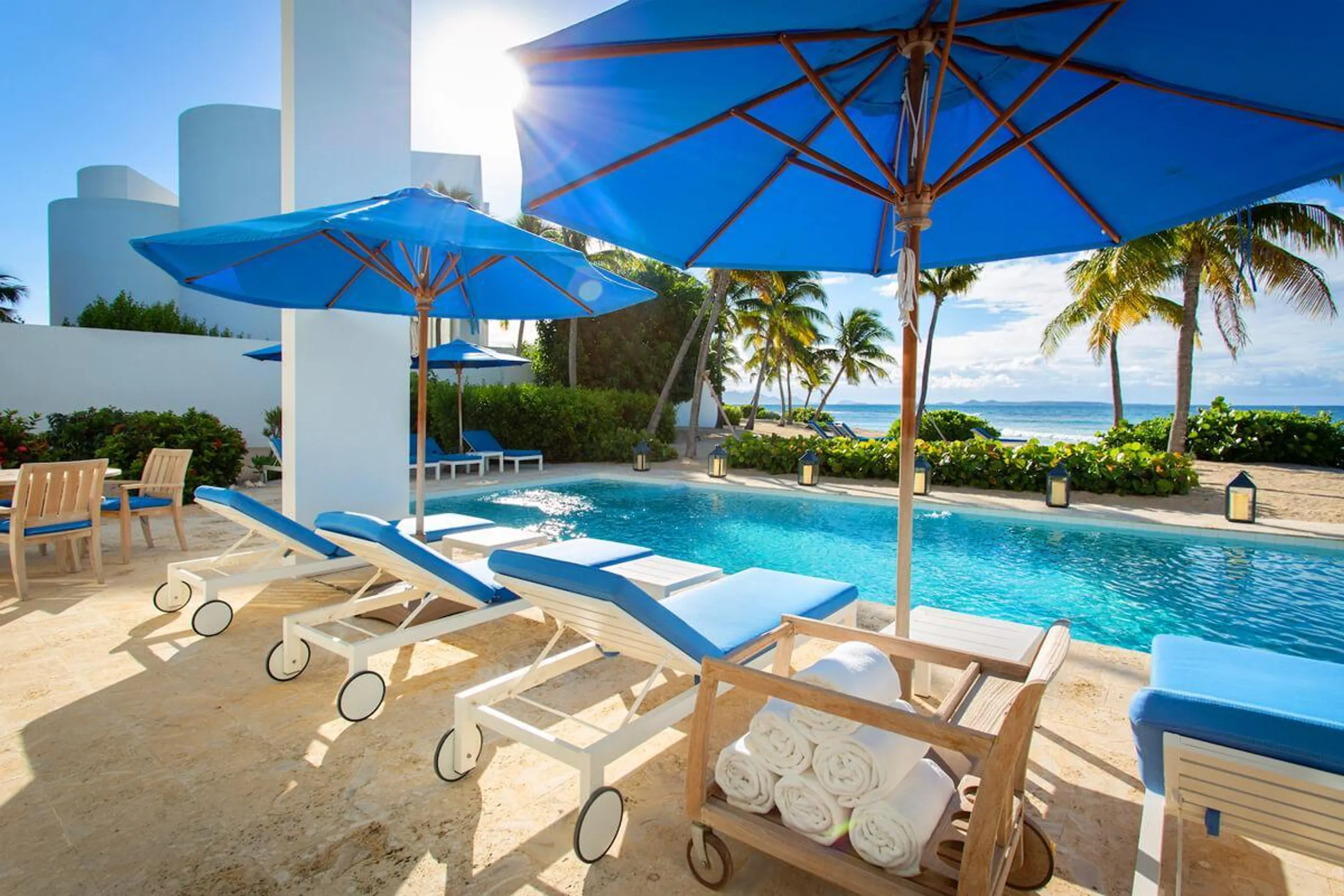 Grand Luxury Beach Front Villa with Private Pool and Skywalk Overlooking Caribbean Sea — photograph 2