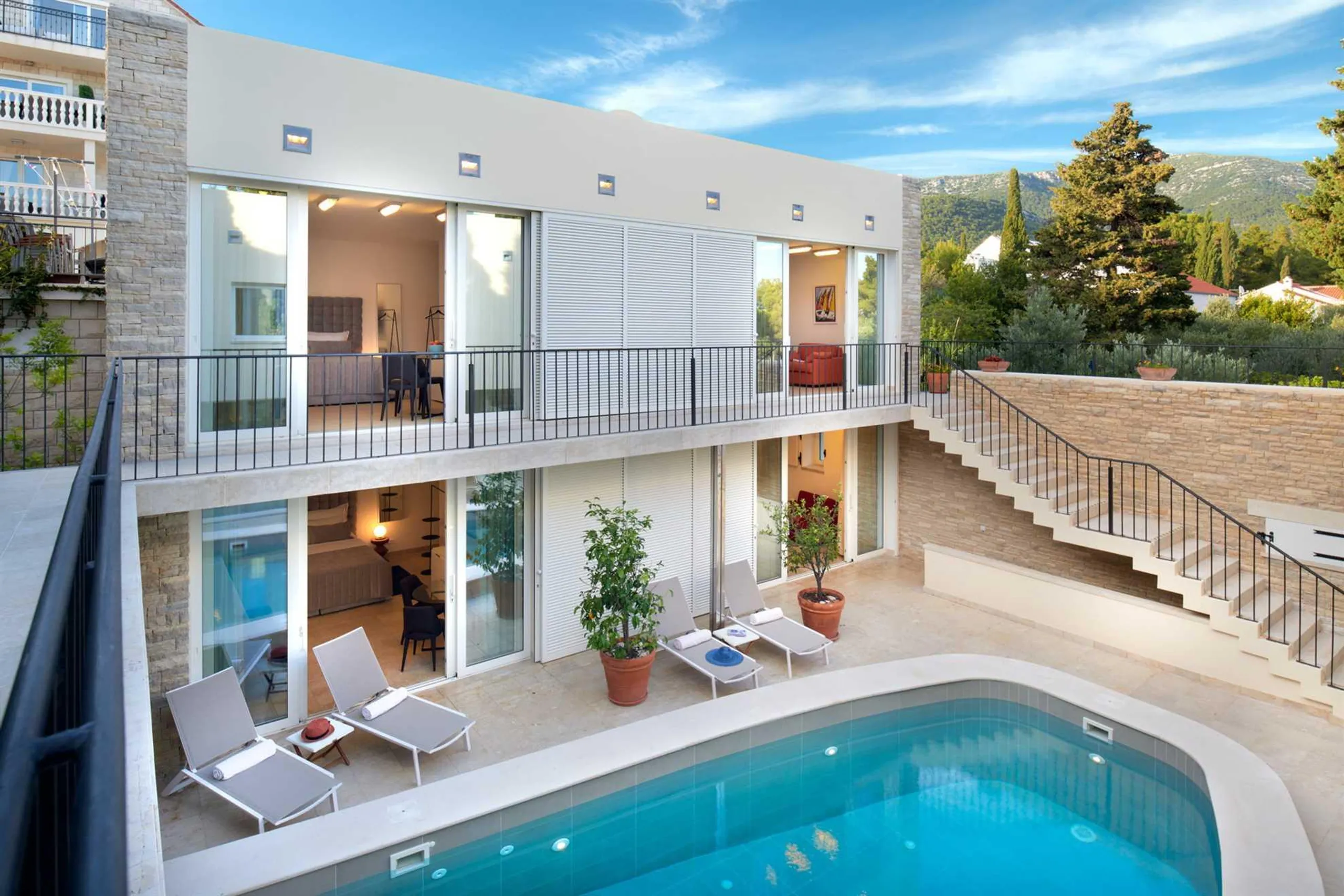 Breathtaking 6 Bedroom Villa with Private Pool and Lush Surroundings — photograph 6