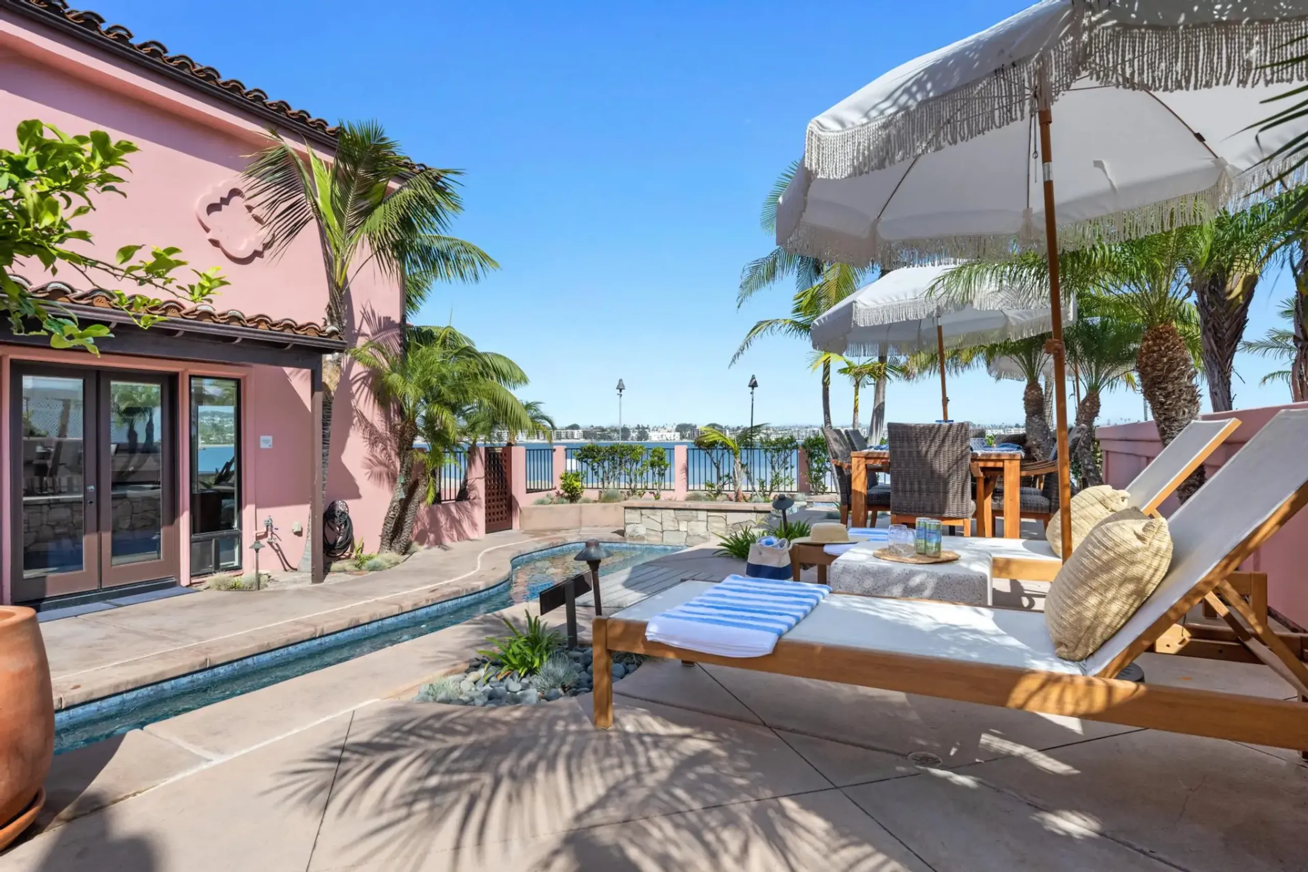 Exhilarating Mission Bay Waterfront Villa with Private Pool, Spa, Bay Views & Beach Access — photograph 4