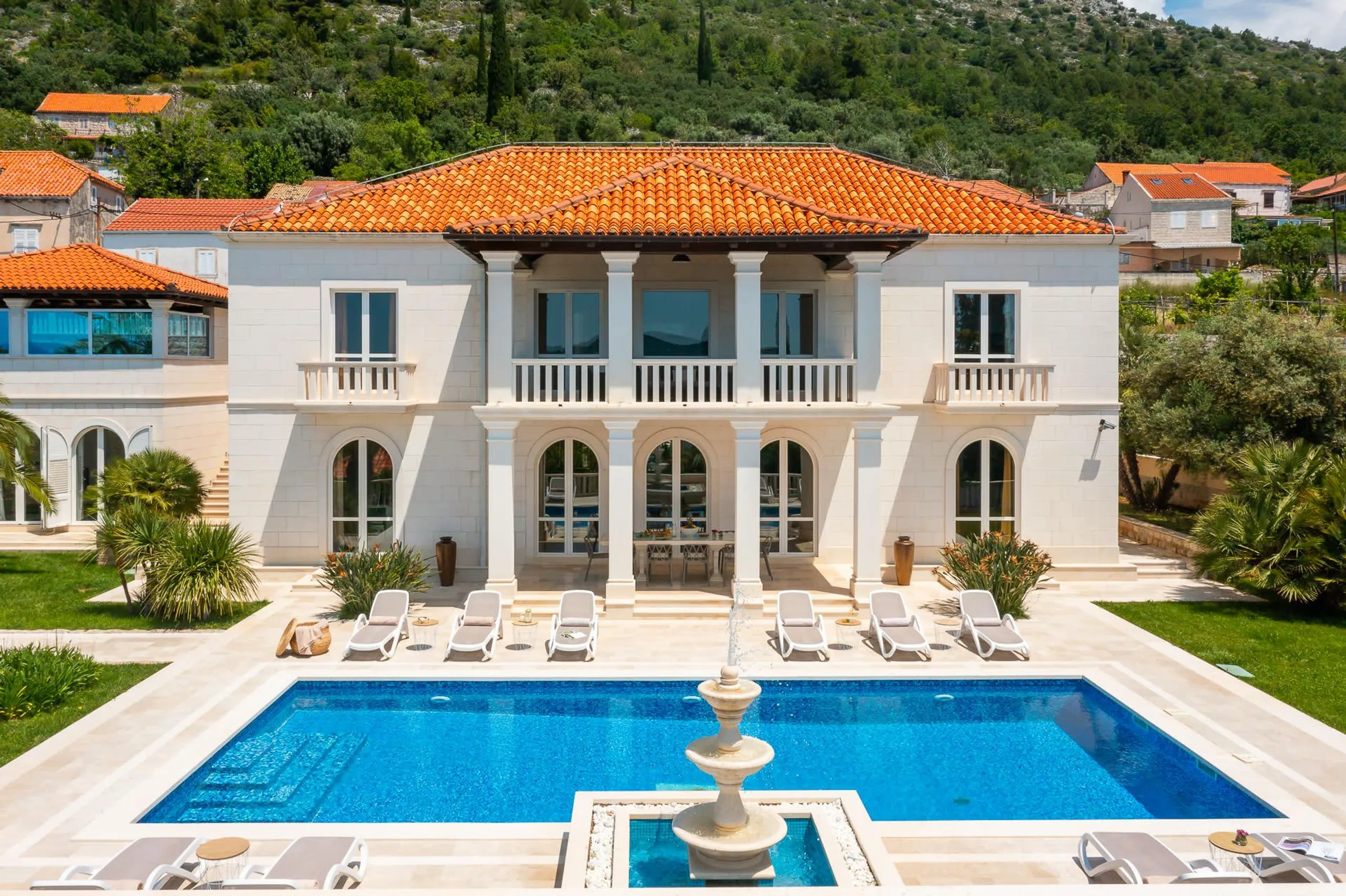Charming Coastal Villa with Panoramic Views — photograph 11