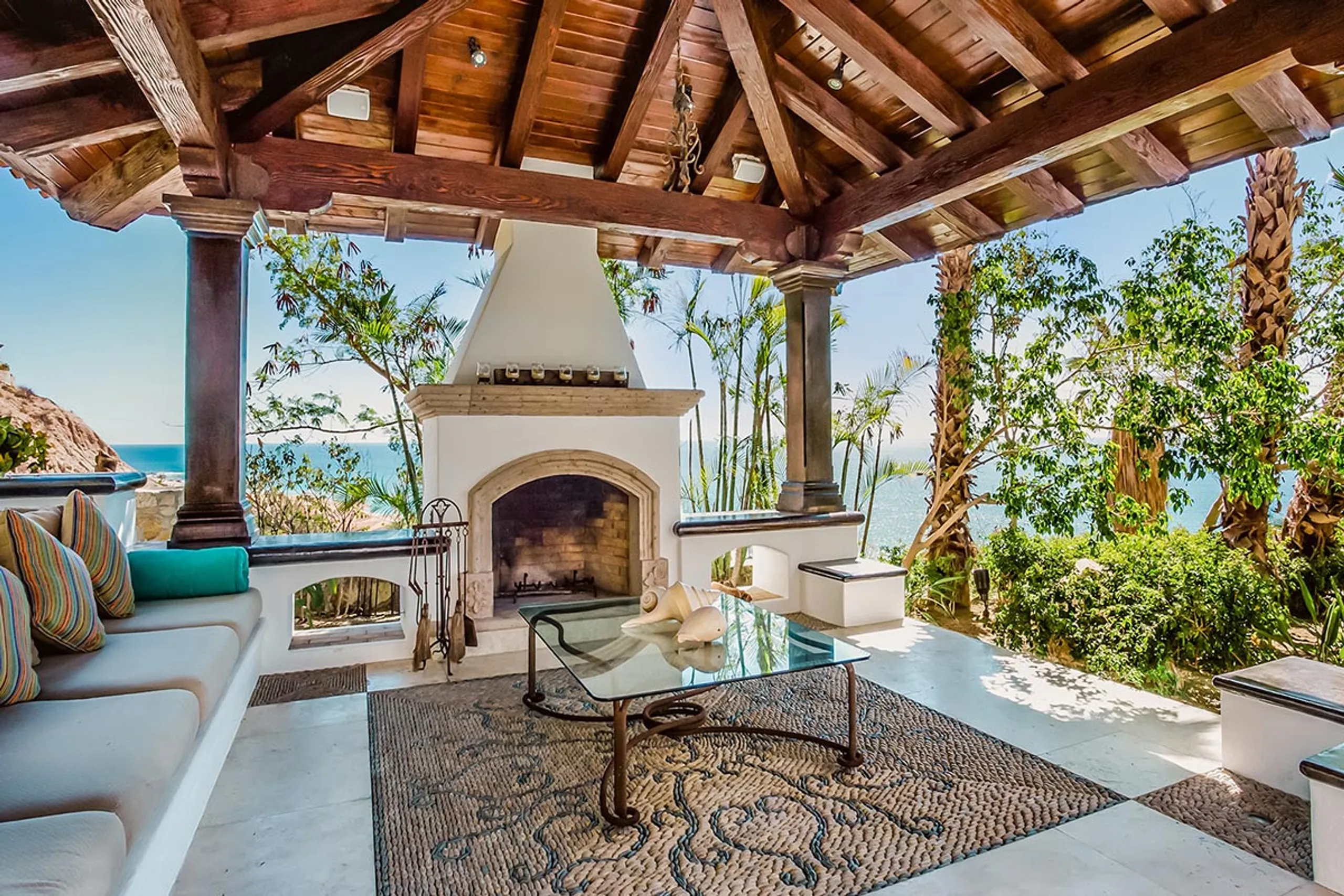 Sumptuous Five Bedroom Villa with Private Pool and Unobstructed Views — photograph 5