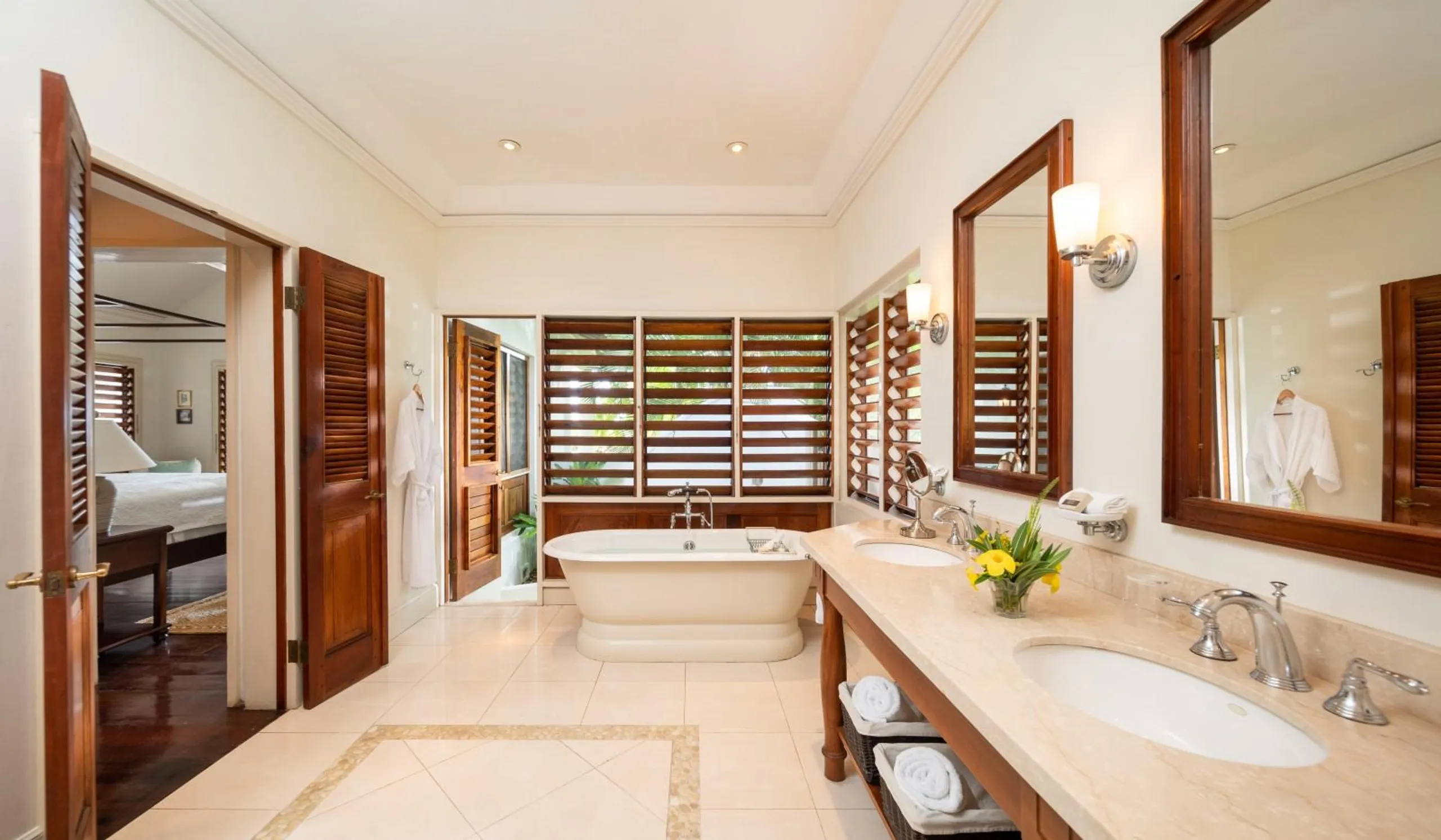 Posh Paradise Villa with Private Pool, Gazebo, and Stunning Ocean Views — photograph 12