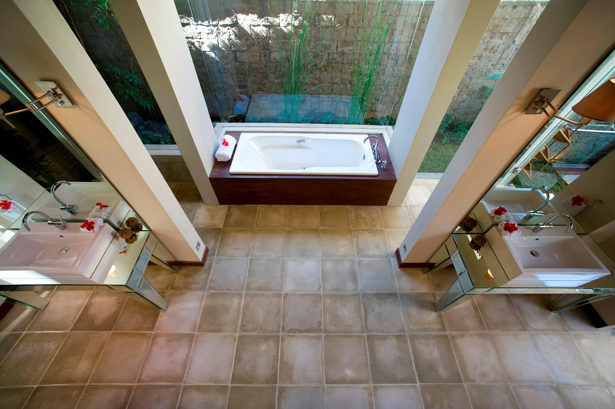 Noble Restor-Style Estate with Stunning Ocean Views — photograph 7