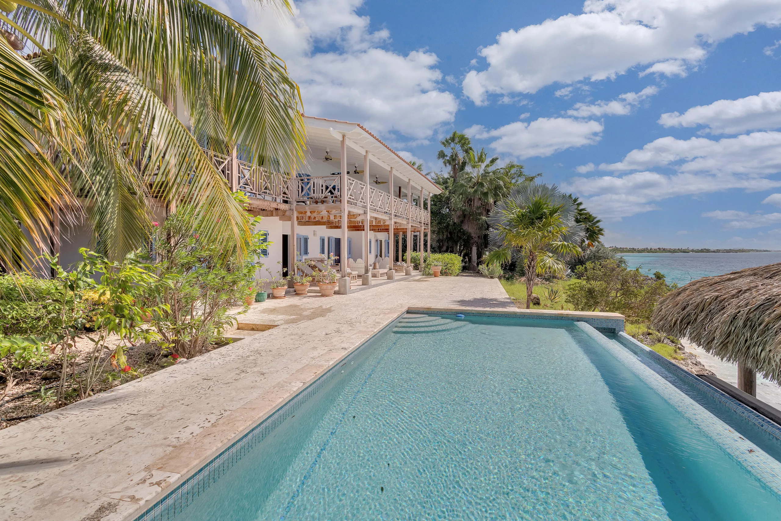 Captivating Oceanfront Villa with Private Pool and Stunning Views in Bonaire — photograph 2