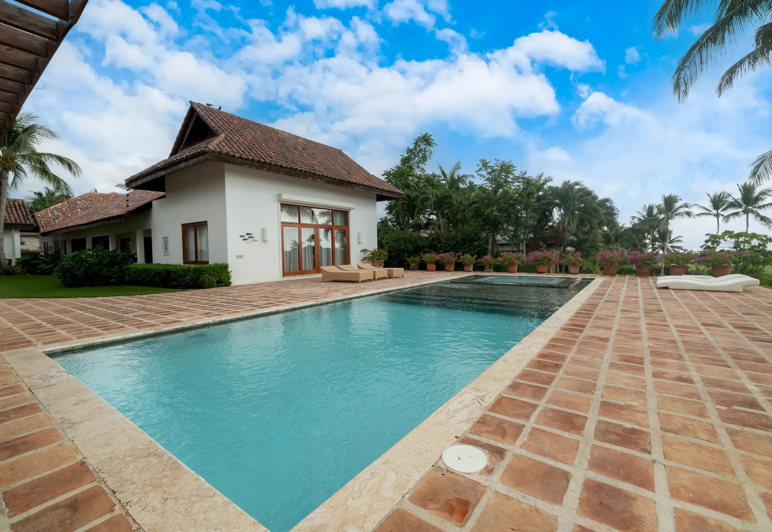 Exquisite Tropical Villa with Invigorating Pool — photograph 4