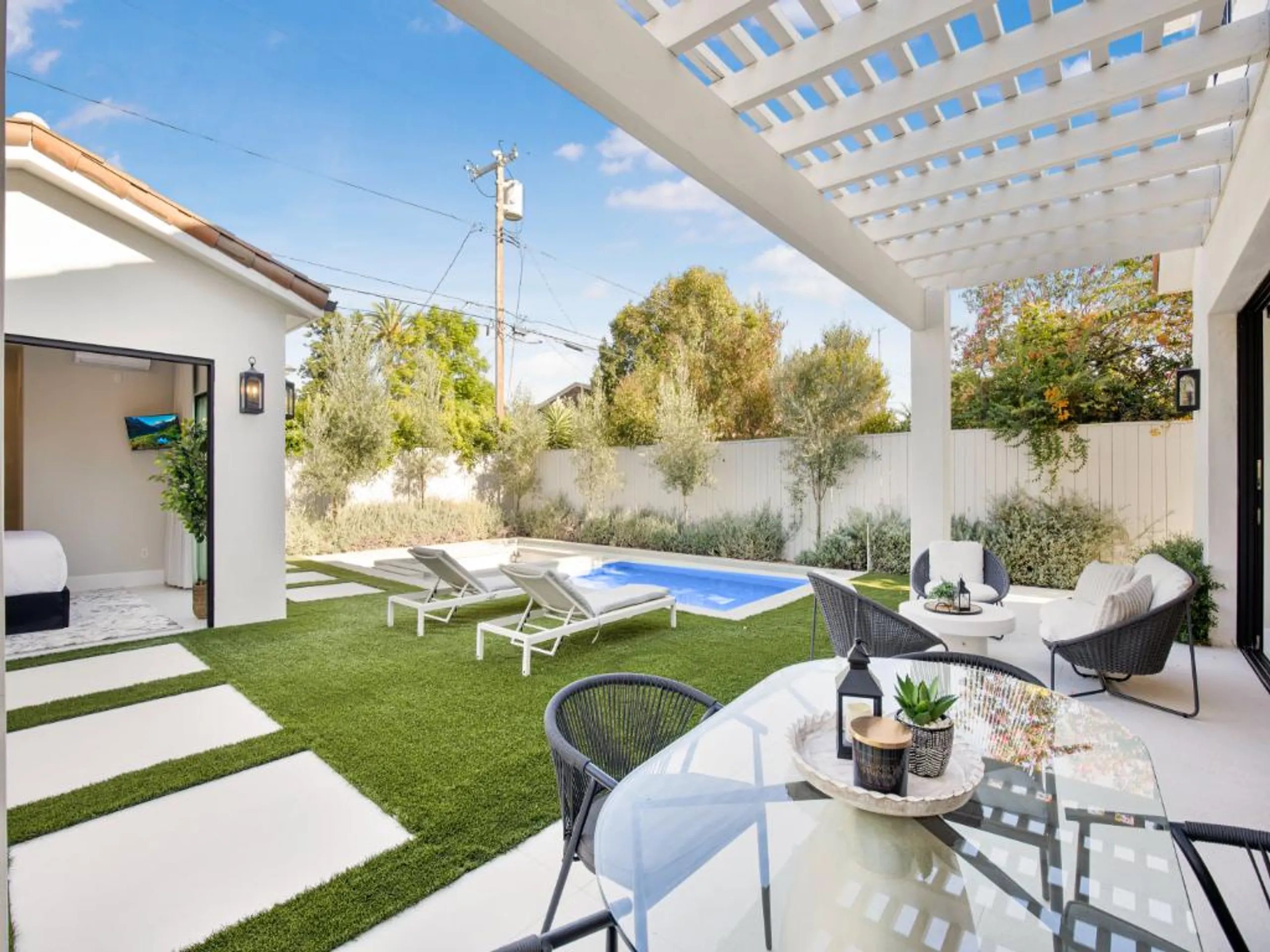 Stunning 5-Bedroom Mediterranean-Style Villa with Pool in Prime LA Location — photograph 7