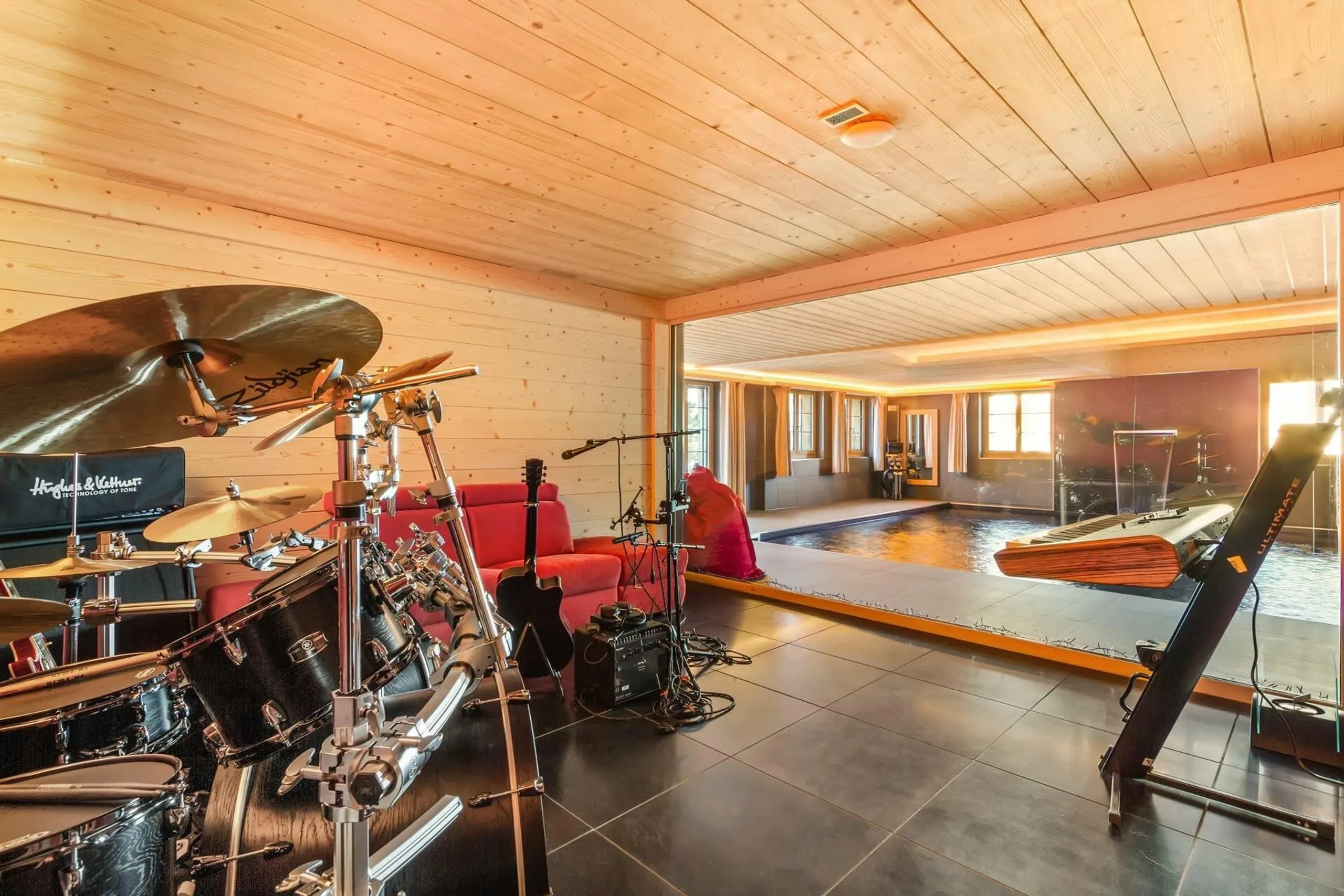 Beautiful Modern Chalet with Stunning Views — photograph 10