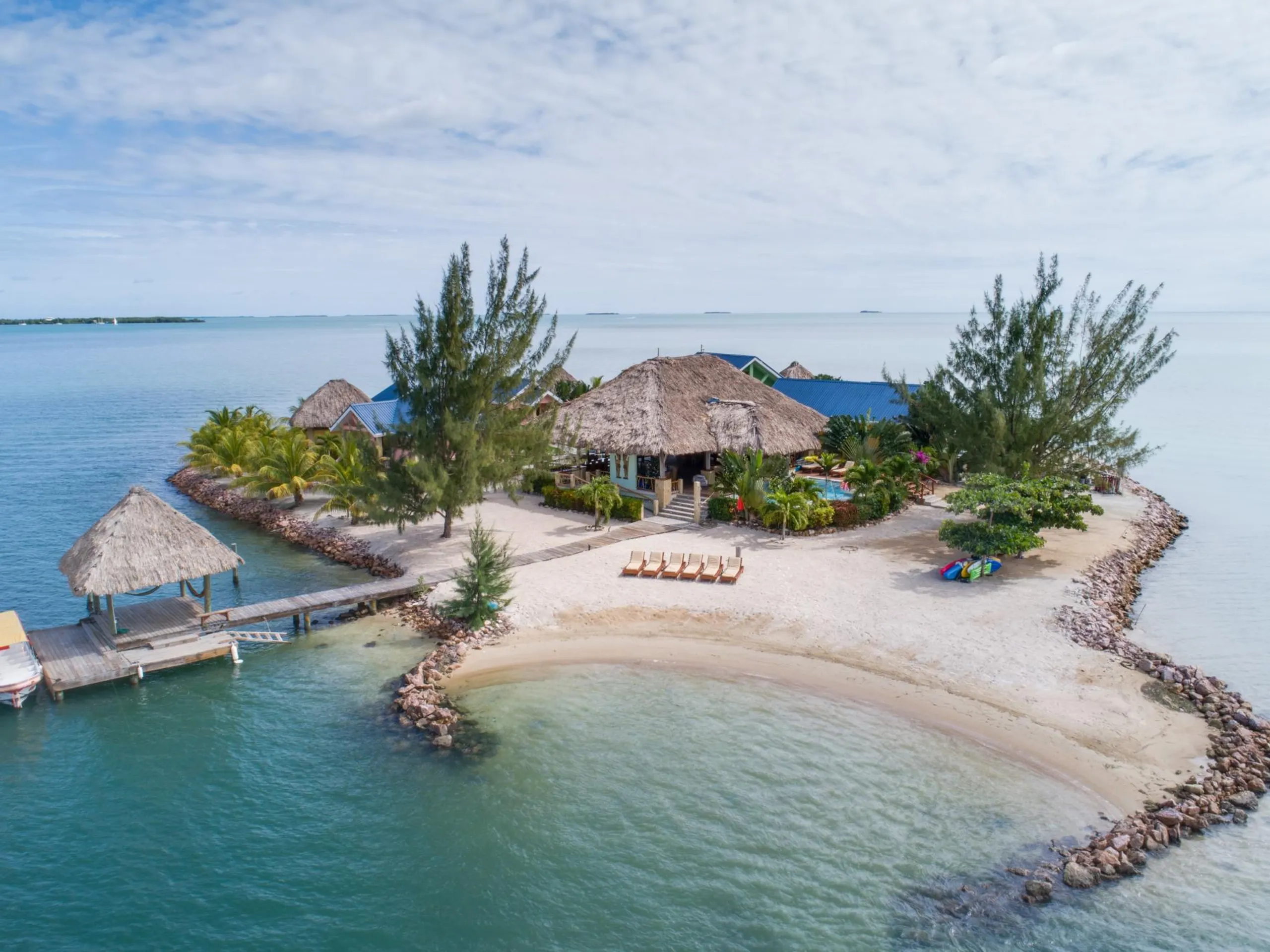 Exquisite Island Villa with Pool and Private Beach — photograph 2