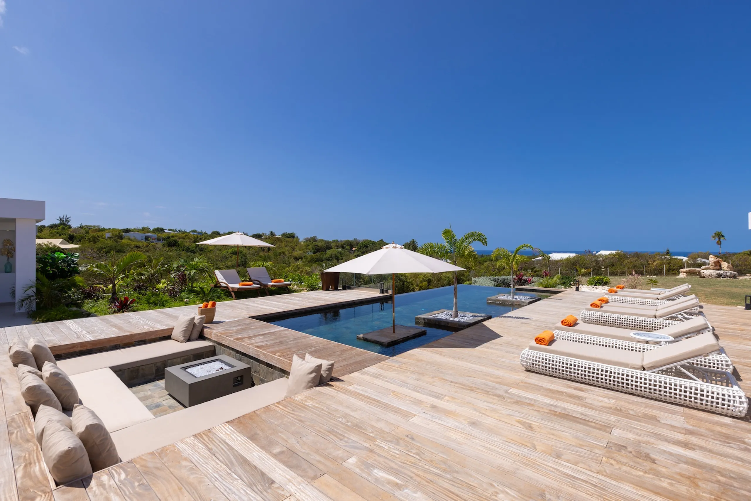 Stylish 5BR Terres Basses Villa with Heated Pool, Jacuzzi, & Panoramic Views — photograph 6