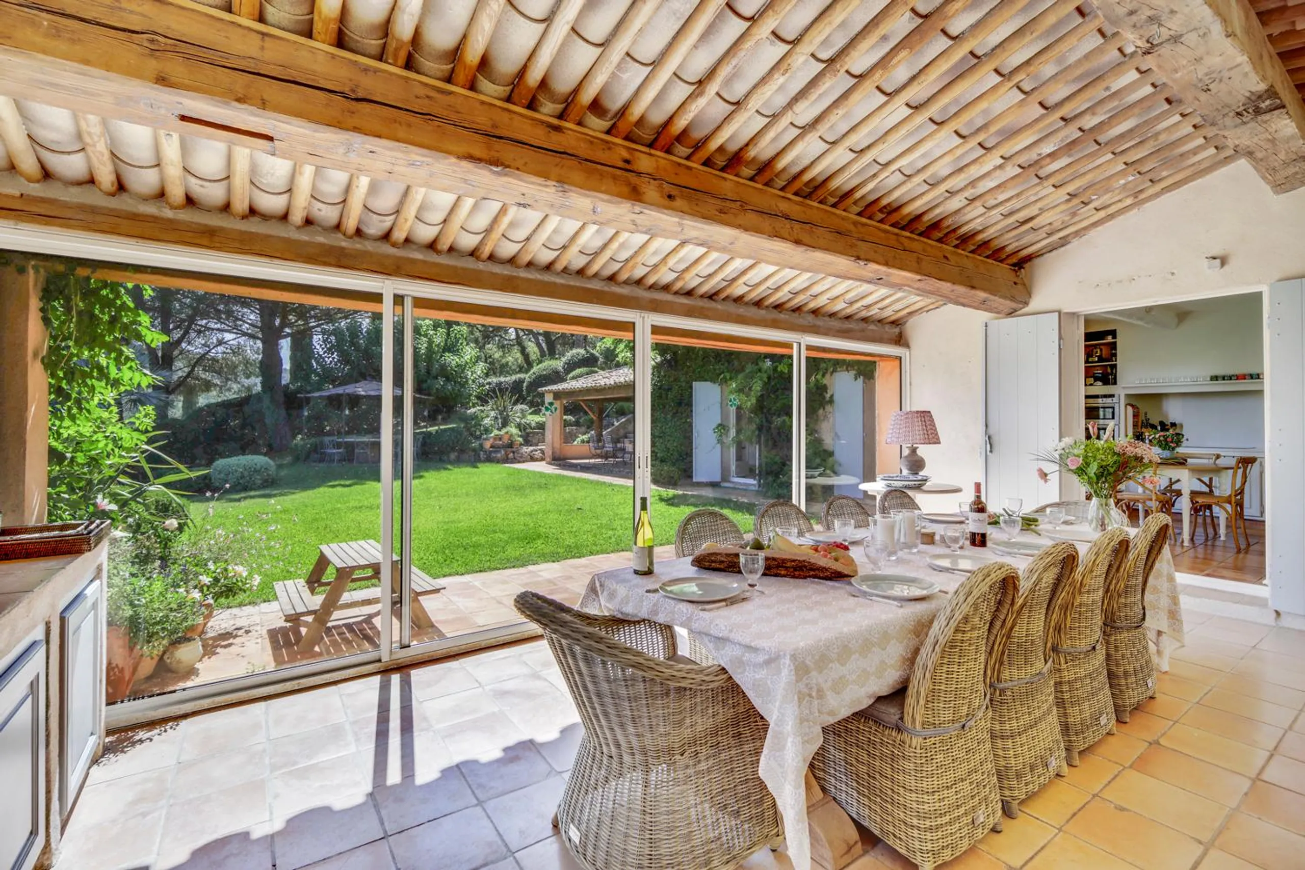 Embellished 6BR Villa with Private Pool and Overlooking Woodland — photograph 6