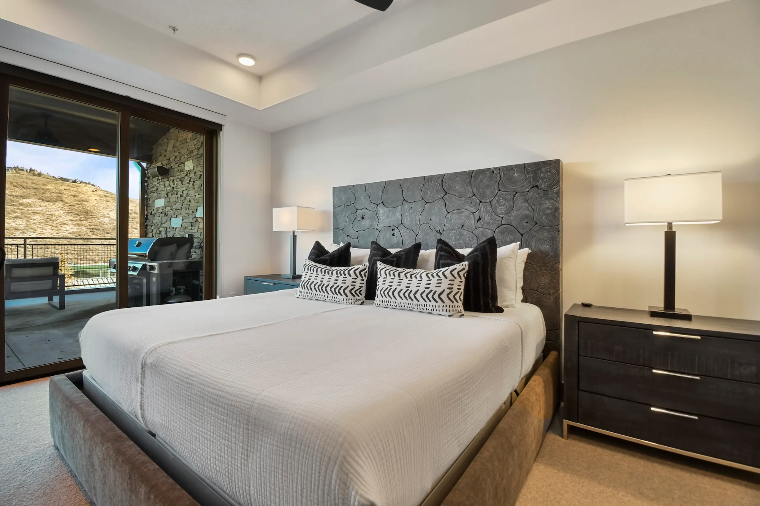 Elegant 3BR Mountainside Villa with Balcony, Firepit, Ski Access and Mountain Views — photograph 12