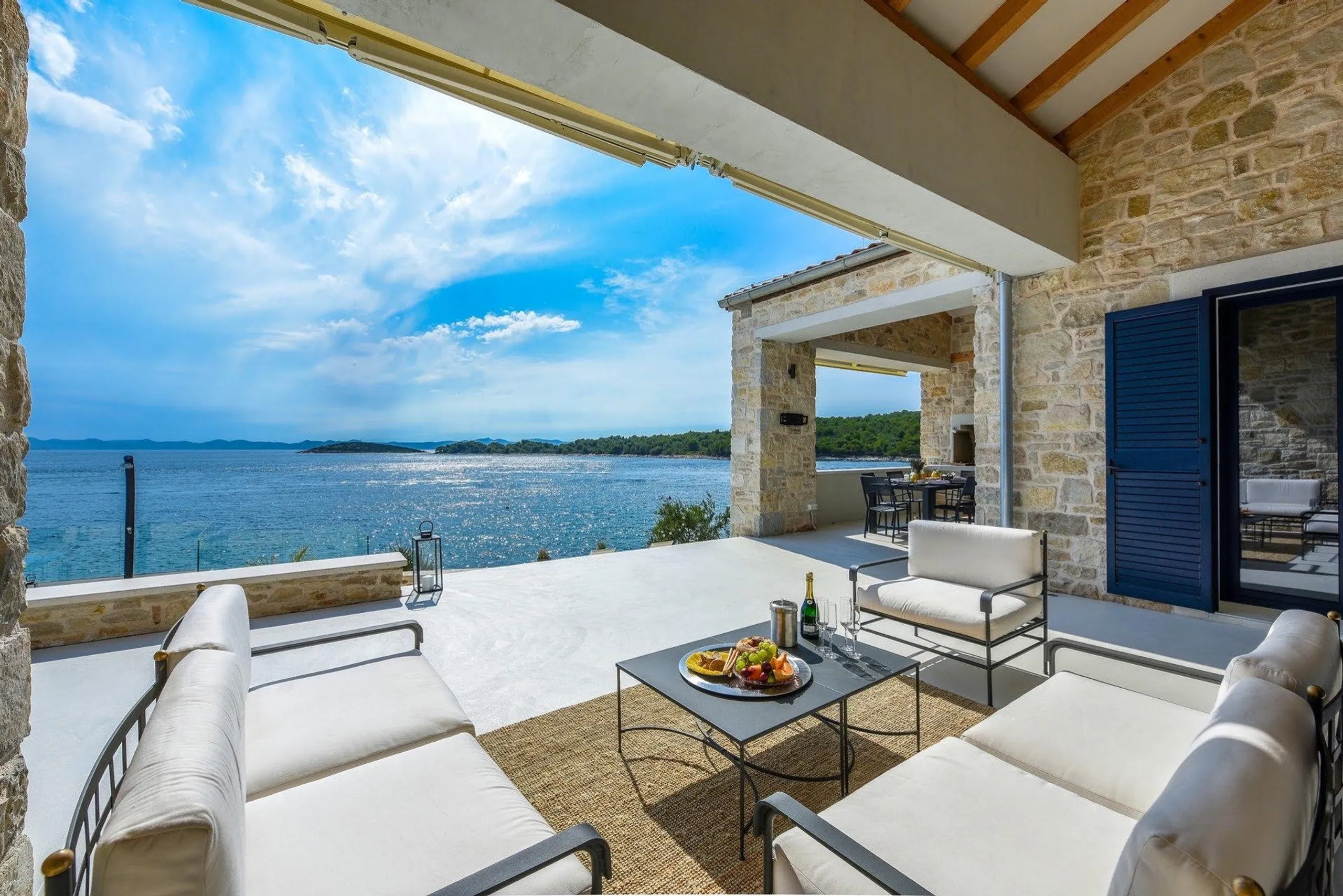 Plush and Inviting 5 Bedroom Villa with Private Infinity Pool and Sea Views — photograph 11