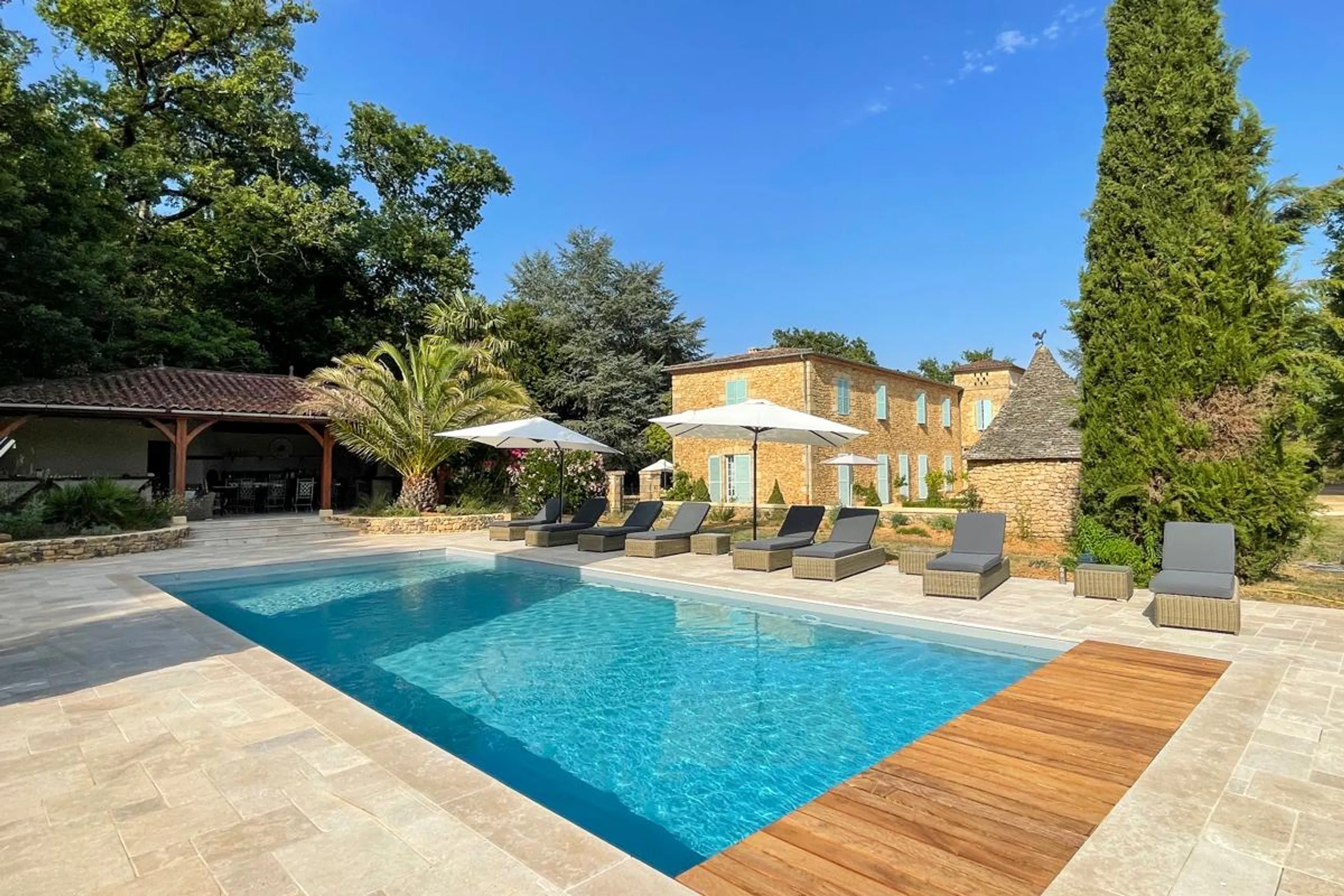 Elegant Historic Villa with Private Pool and Garden Water — photograph 3