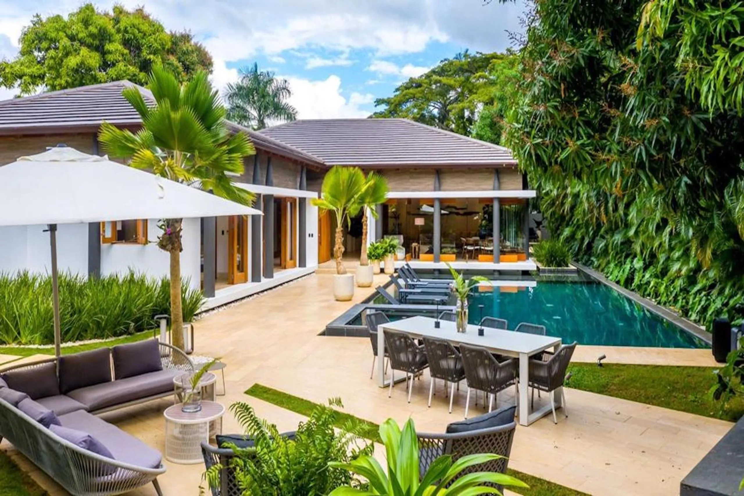 Serene Tropical Villa with Private Pool and Prime Location — photograph 3