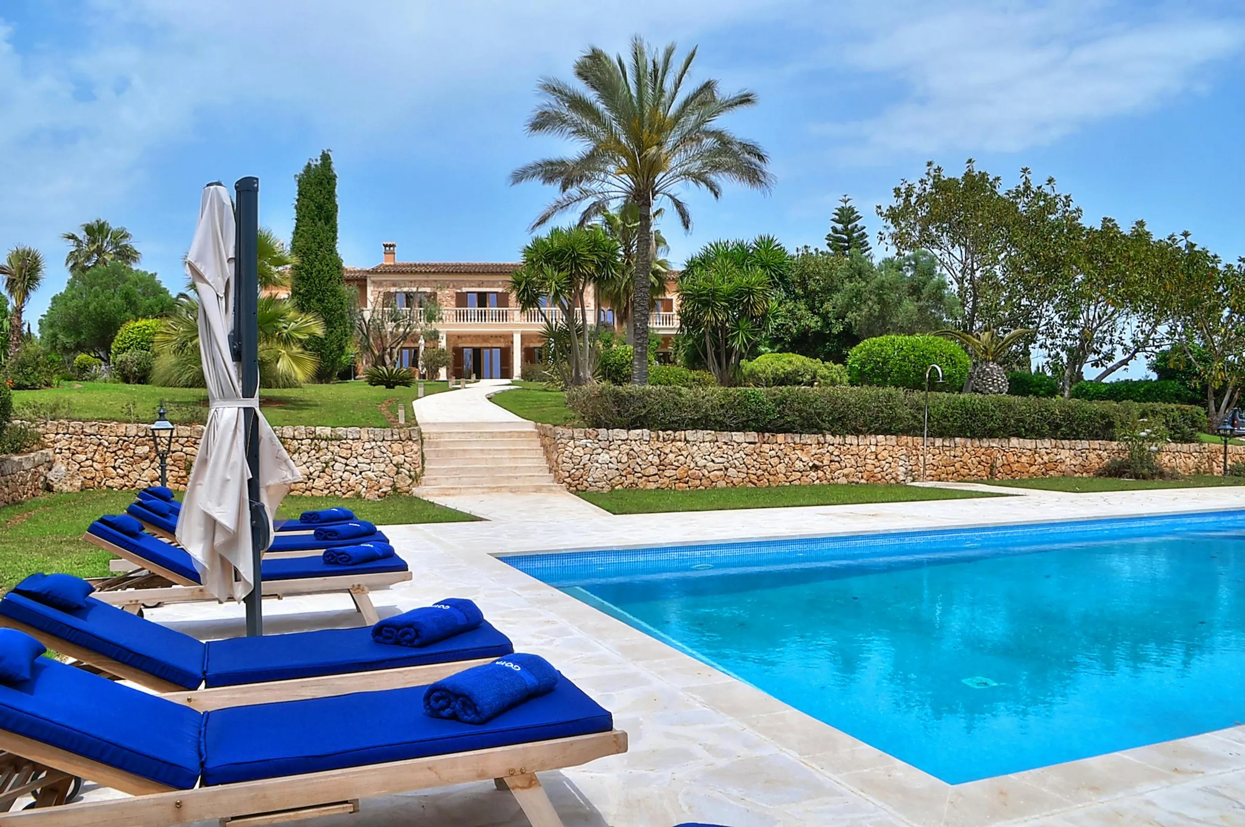 Sophisticated Spanish Villa with Private Pool and Ocean Views — photograph 10
