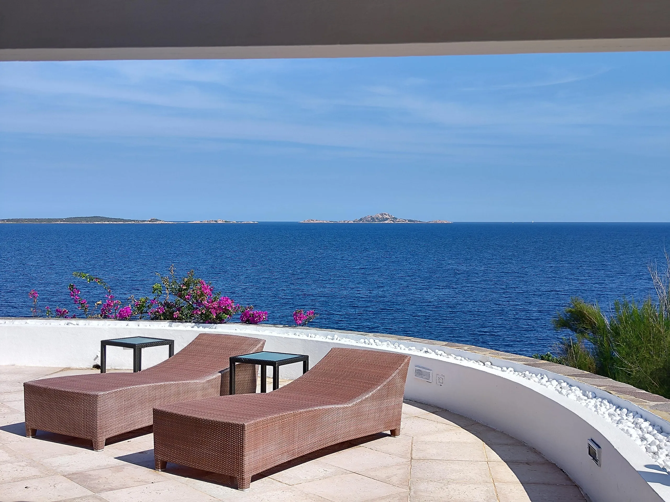 Charming Beachfront Villa With Breathtaking Views — photograph 2