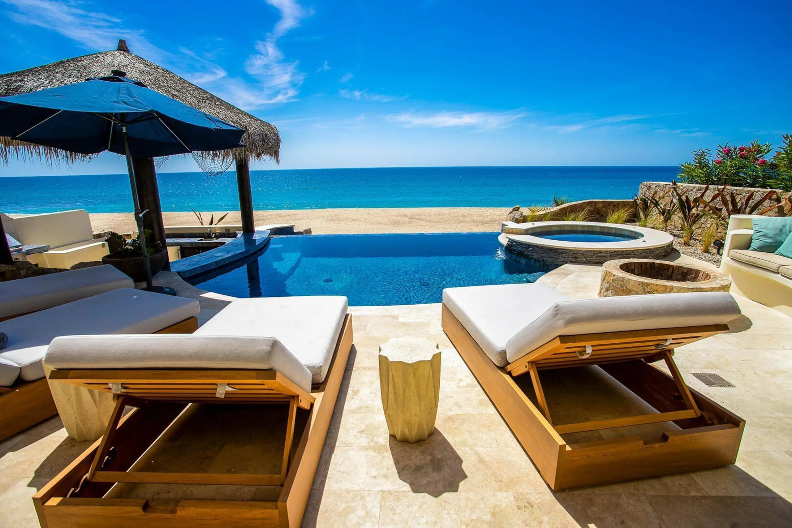 El Encanto Luxury Beachfront Villa  with infinity pool and Ocean Views — photograph 9