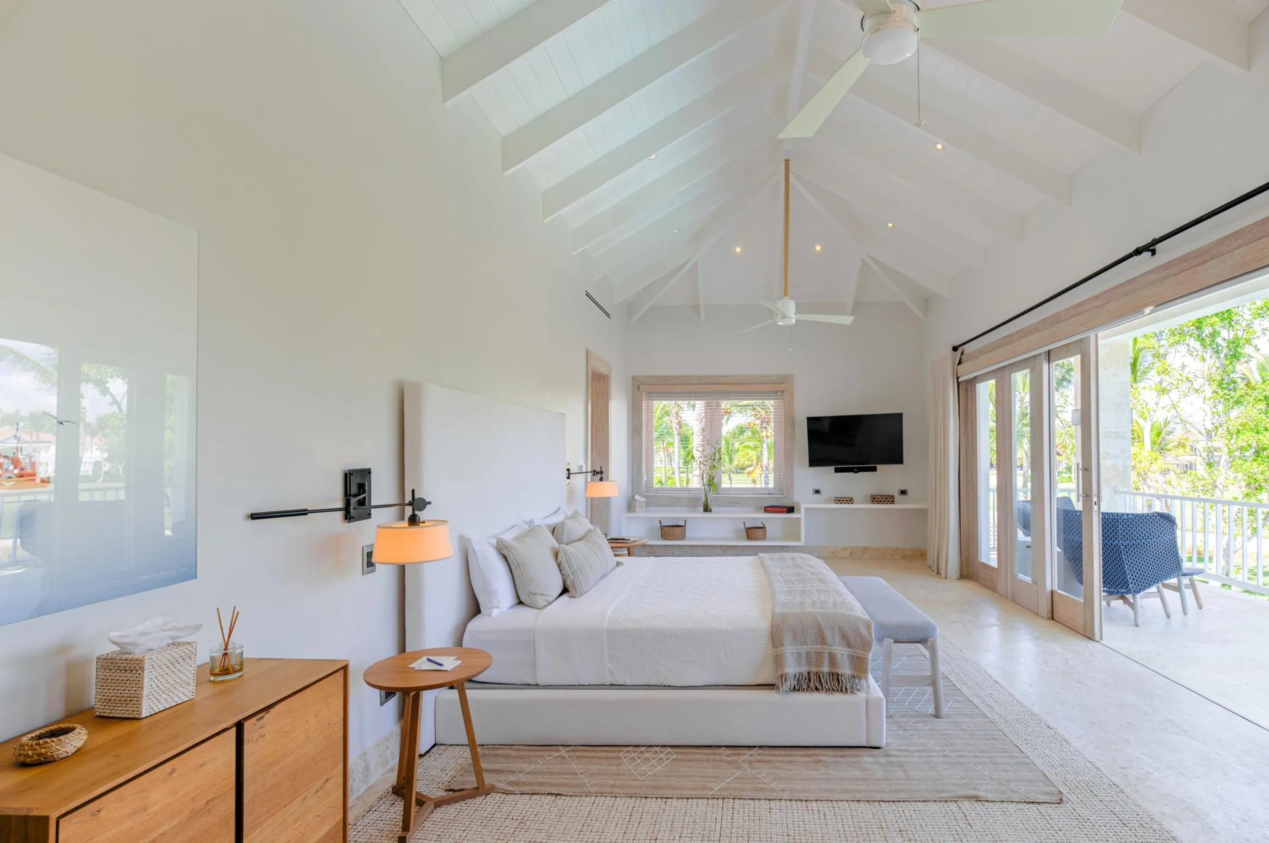 Gorgeous 6-Bedroom Villa with Private Pool Golf Course Views and Stunning Outdoor Spaces — photograph 8