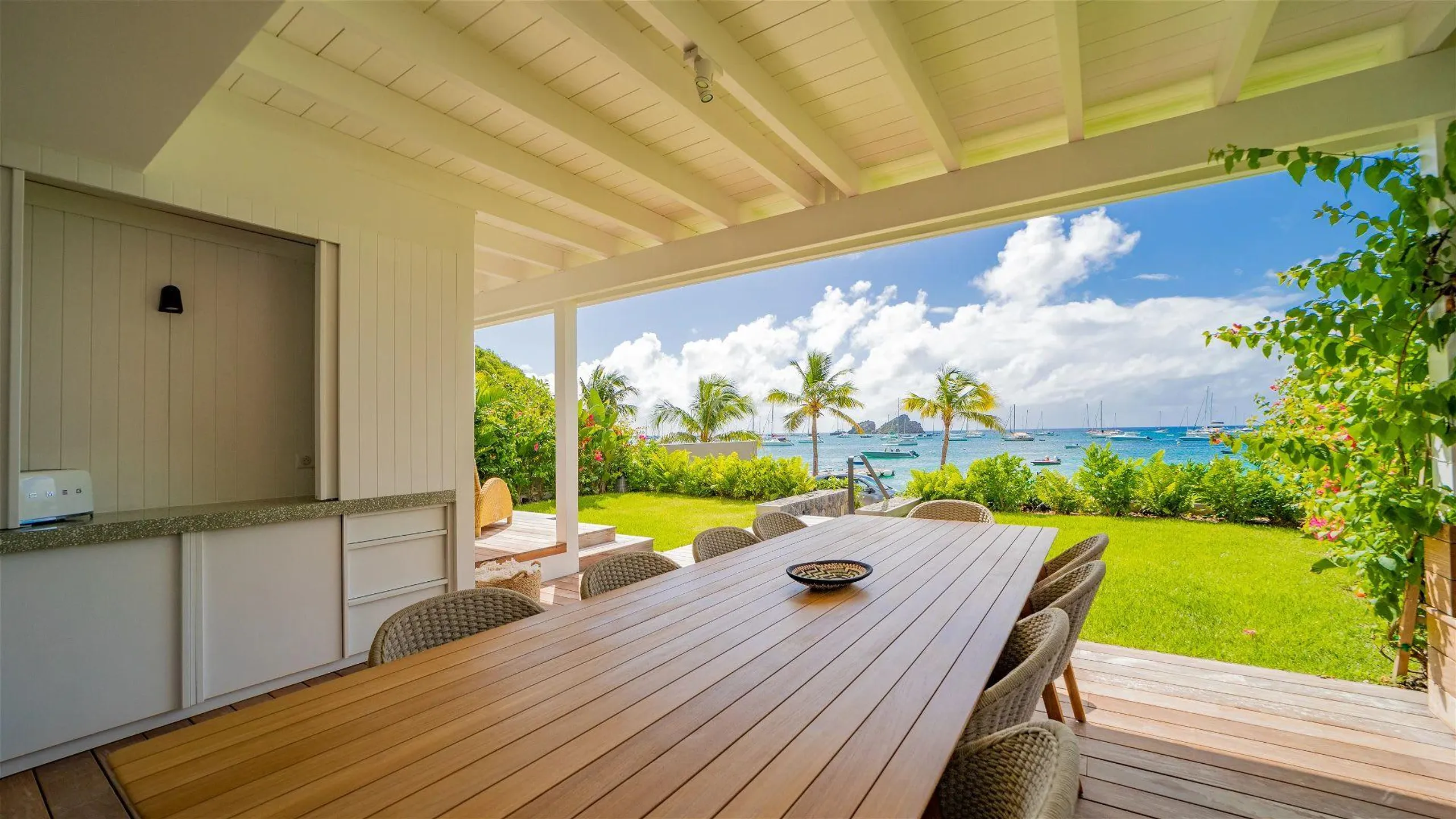 Spectacular Beachfront Villa with Pool — photograph 5