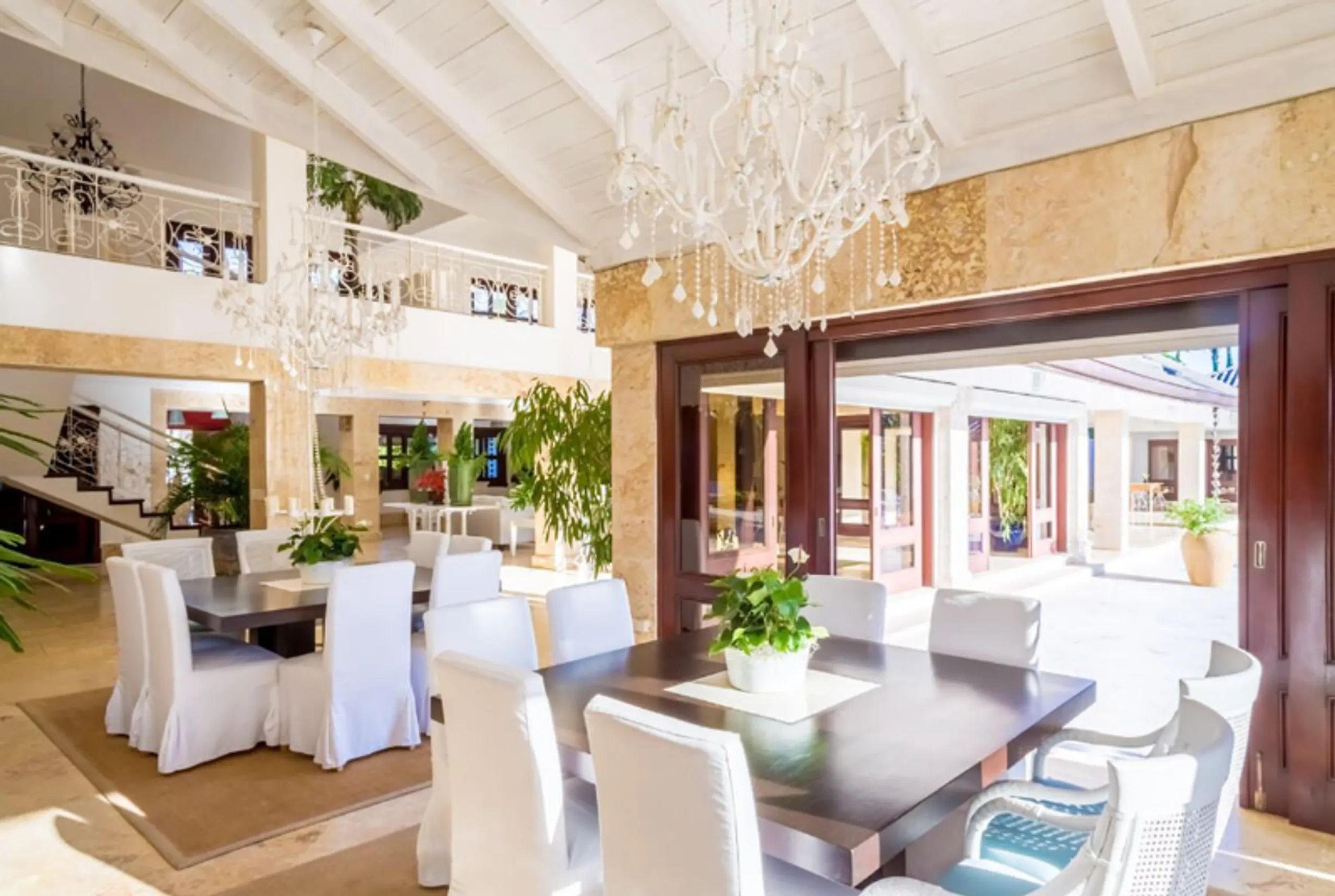 Classic Grand Estate with Private Pool and Gold Access — photograph 8