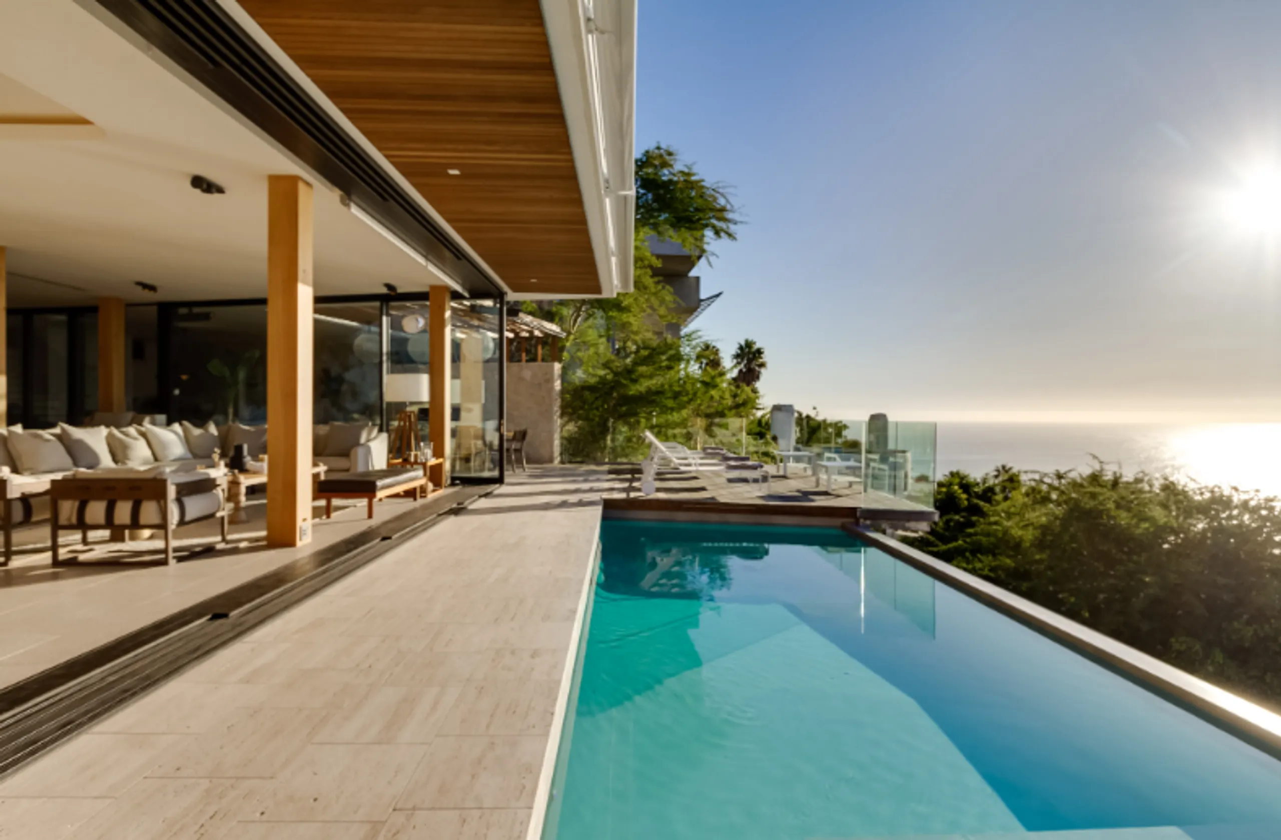 Captivating Modern Retreat with Panoramic Ocean Views — photograph 2