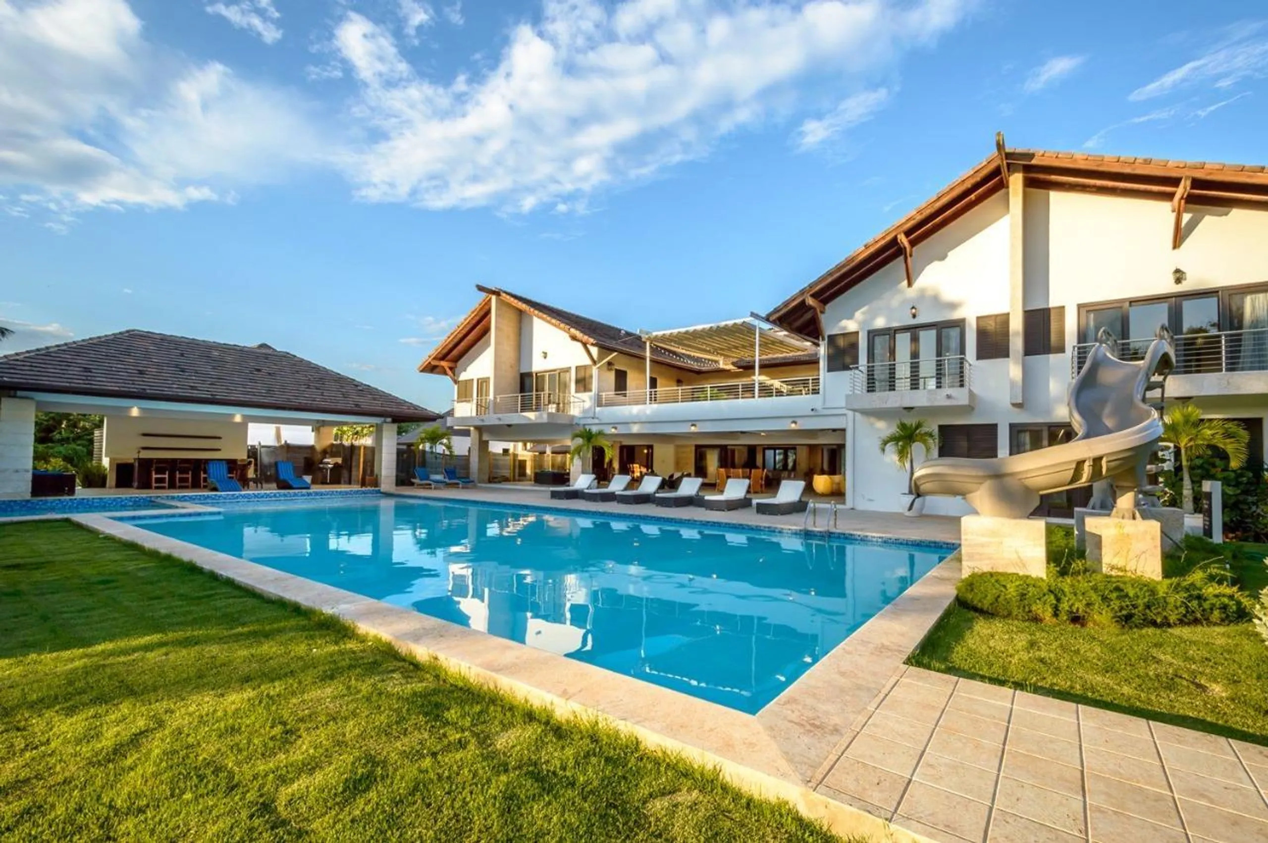 Elegant and Lush Estate with Private Pool and Hot Tub, La Romana