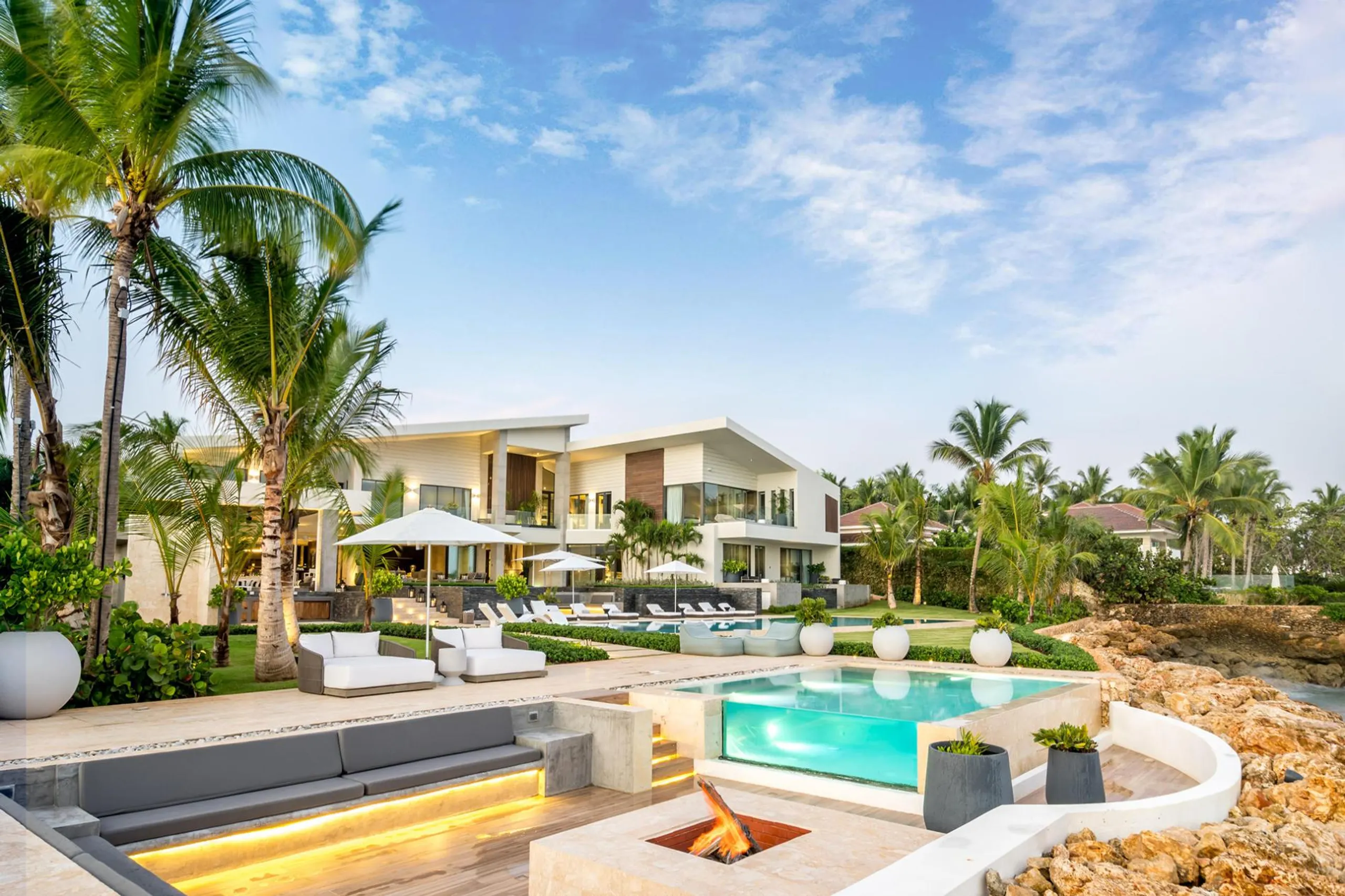 Splendorous Oceanfront Getaway in Punta Minitas with Private Pool — photograph 4