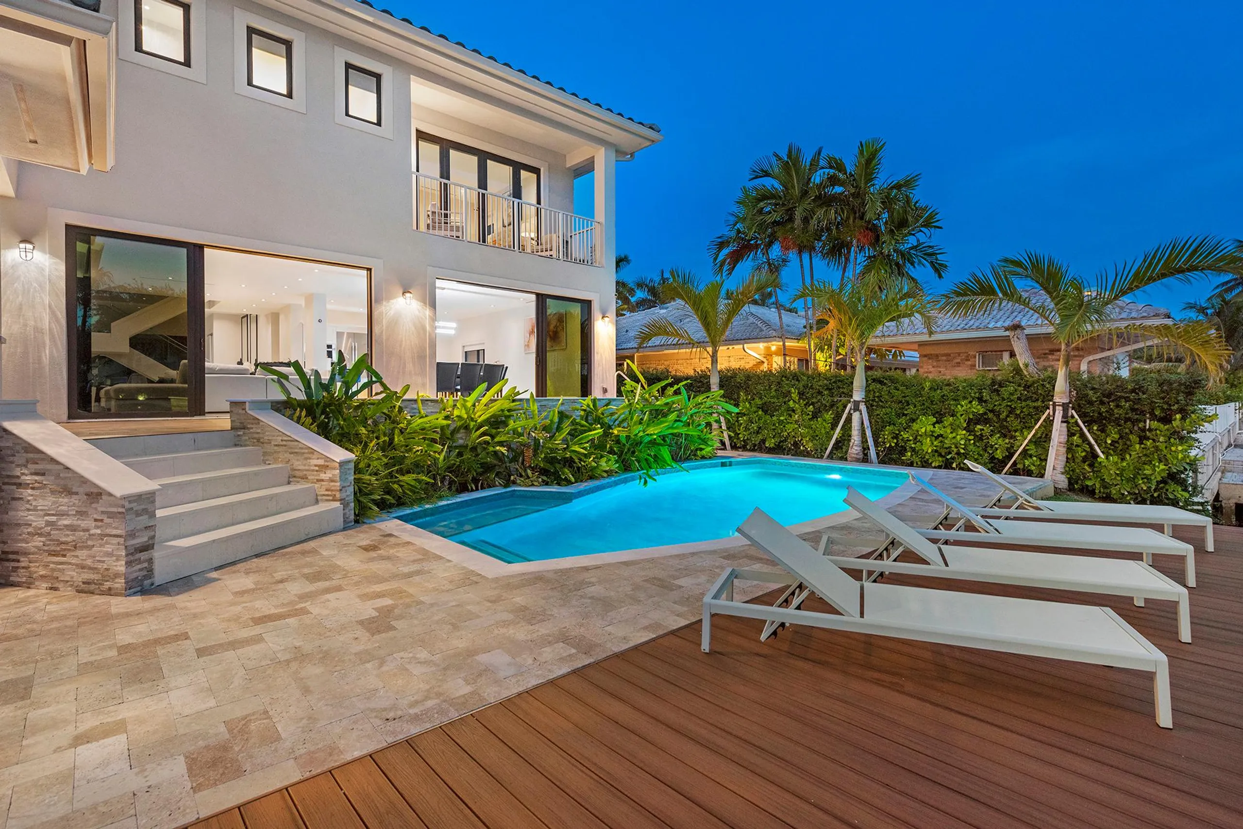 Amazing Waterfront Luxury Estate with Private Pool and Entertainment Room — photograph 10